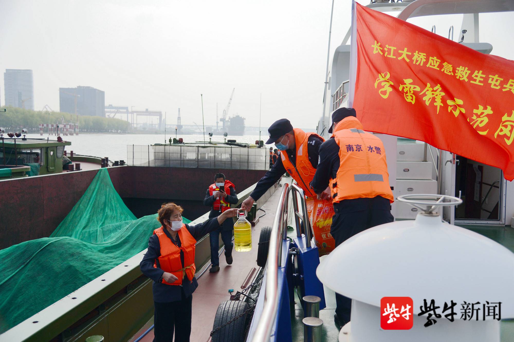 为保证水上快递生活无忧南京水警为船民运送生活物资