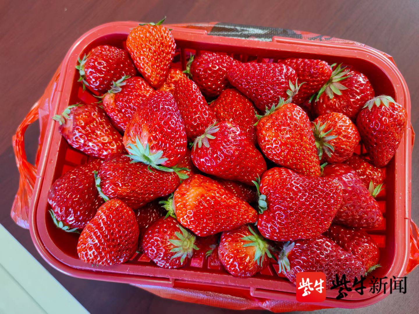 交警在执勤有人硬塞来一篮草莓