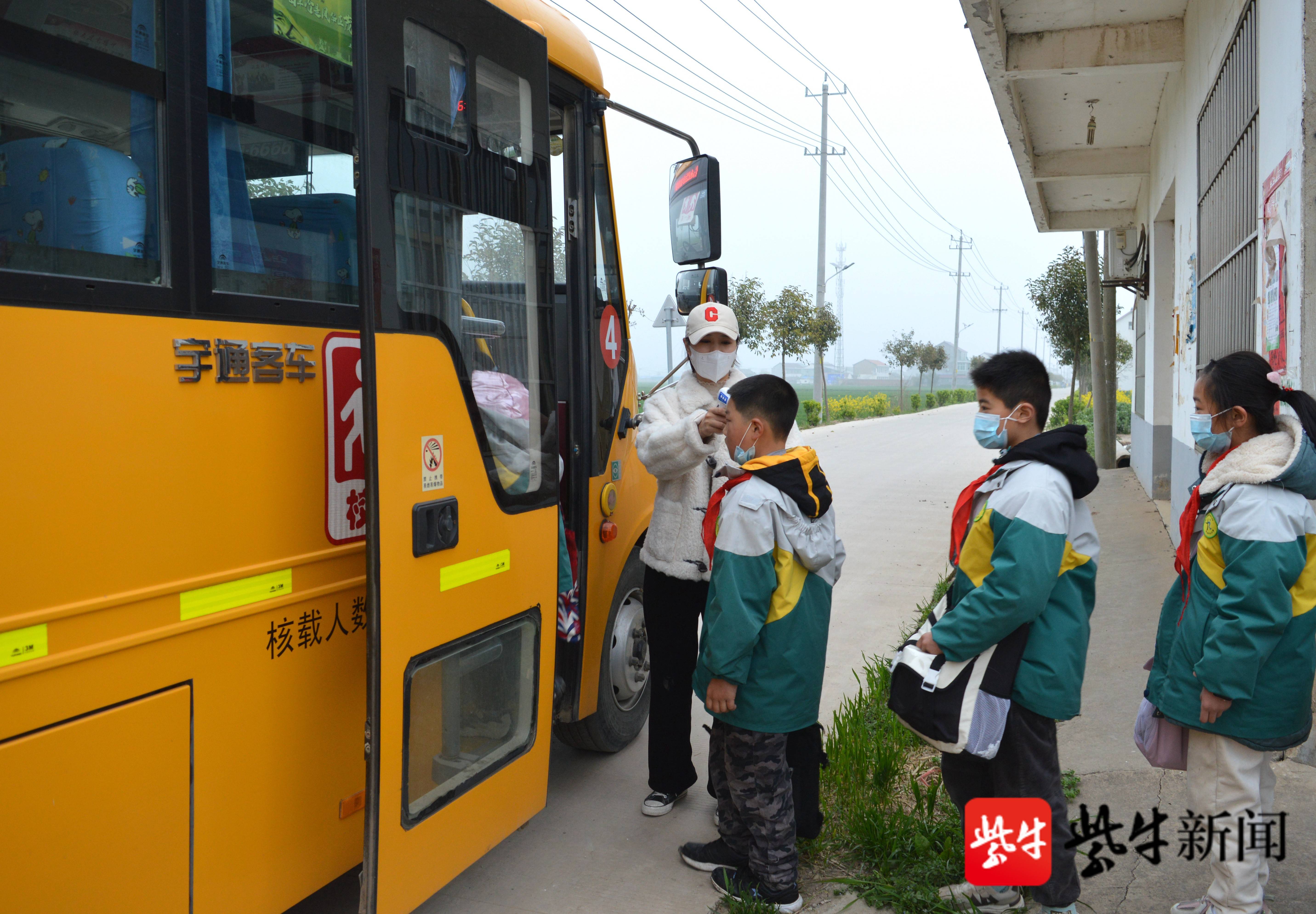 40台"大鼻子"校车也重新奔波在道路上接送学生,为了孩子们的身体健康