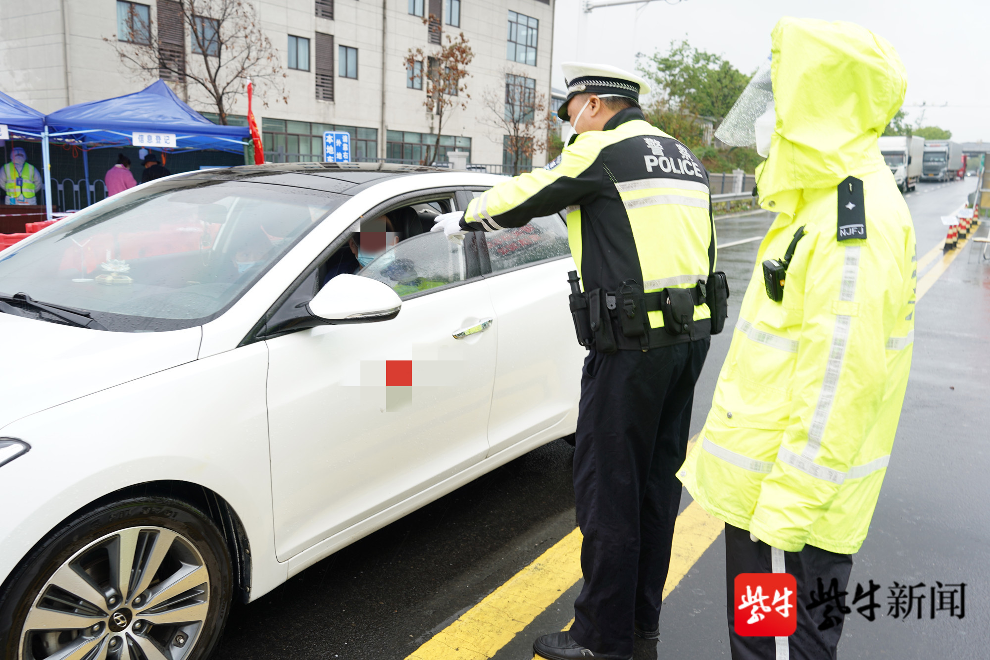 图为横溪交警中队潘跃文在执勤中