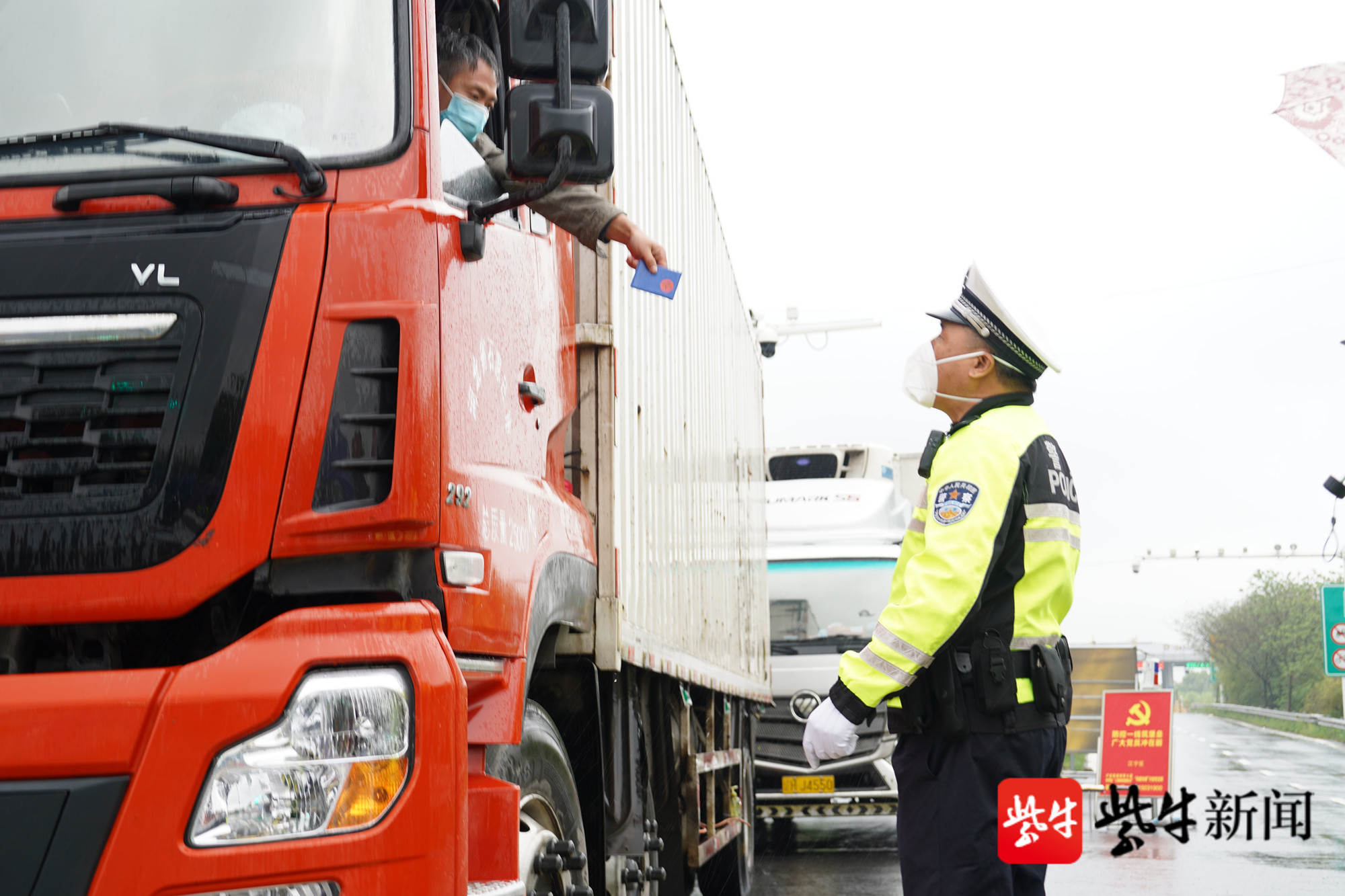 图为横溪交警中队潘跃文在执勤中