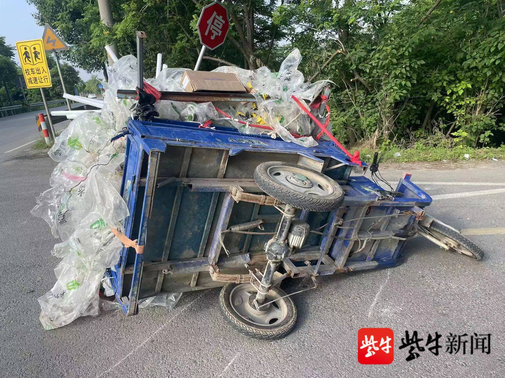 这辆车载物实在太多刚一转弯失重侧翻倒地