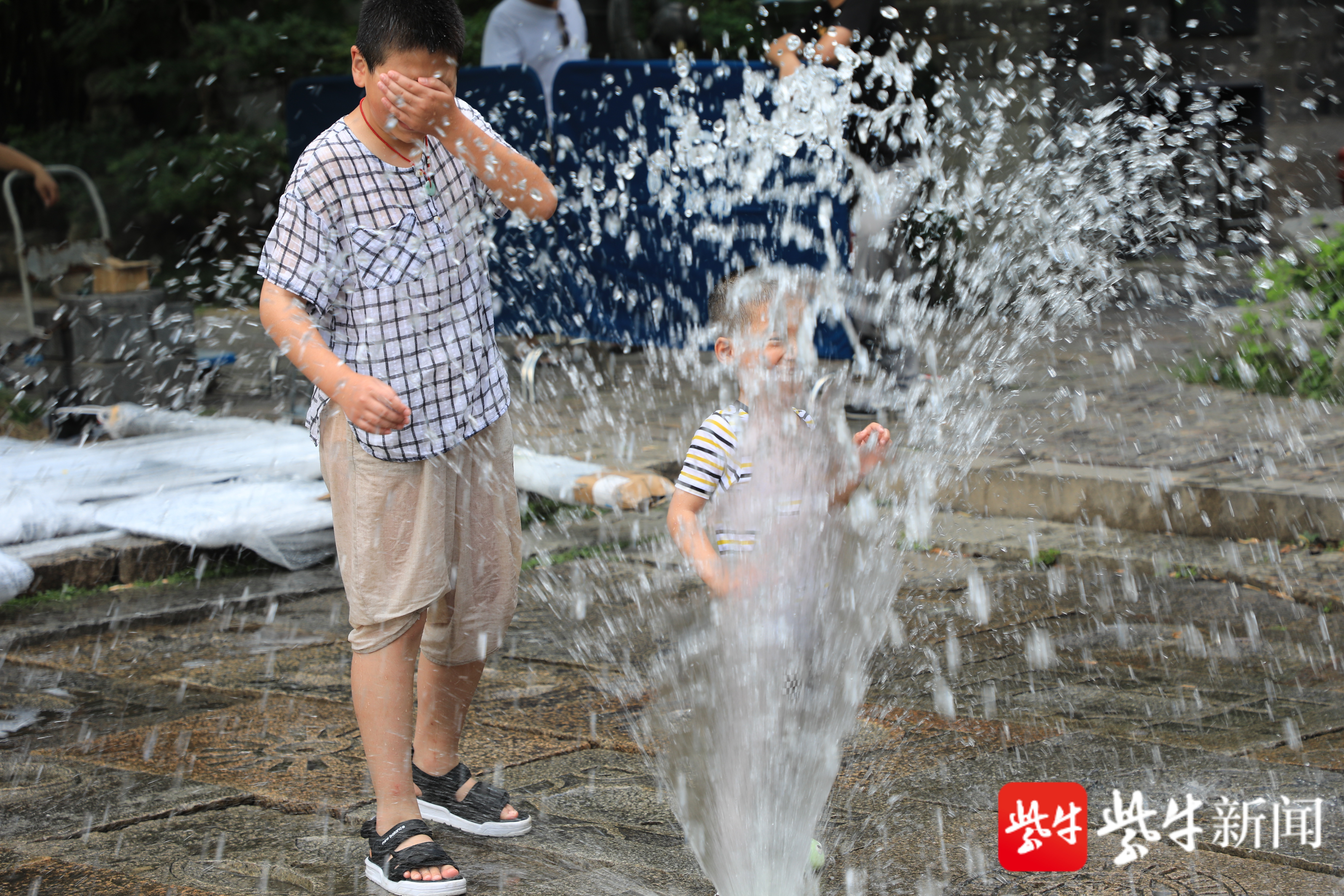 喷泉降暑孩童嬉戏乐