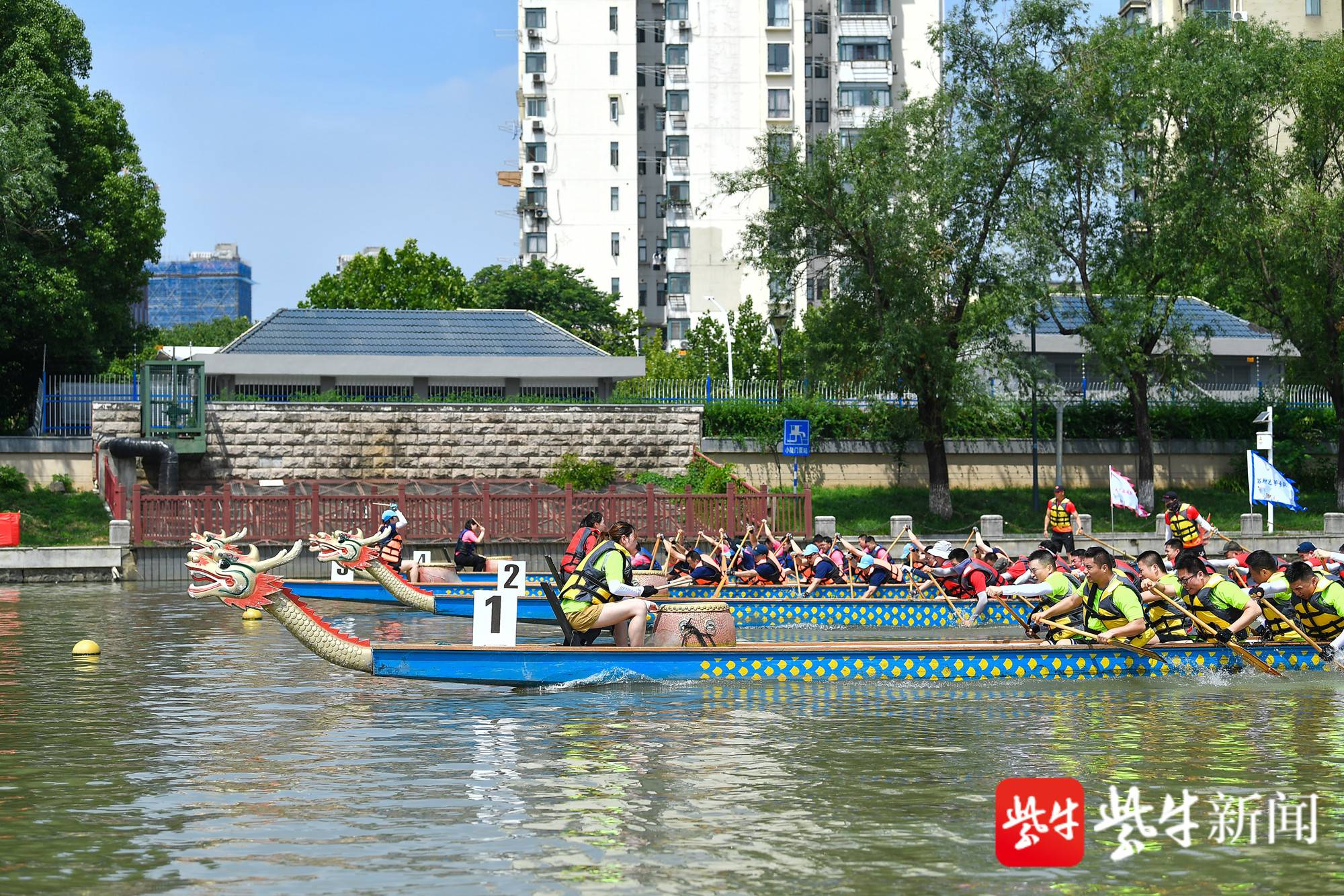 飞驰竞渡,逐浪争先--南京水警举办第二届龙舟嘉年华活动