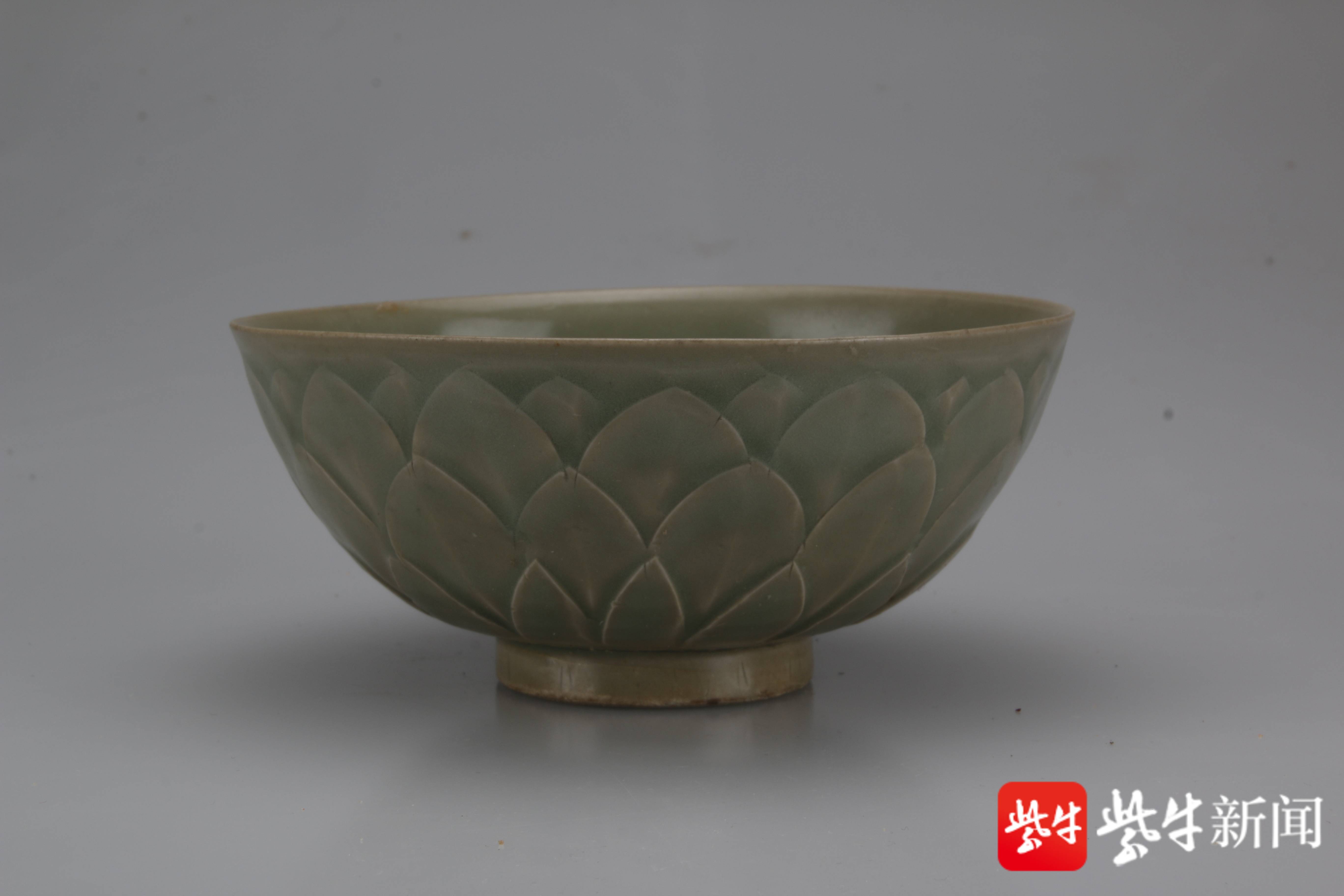中国 唐物 古瓷 時代物 宋代花卉紋蓮瓣青瓷碗