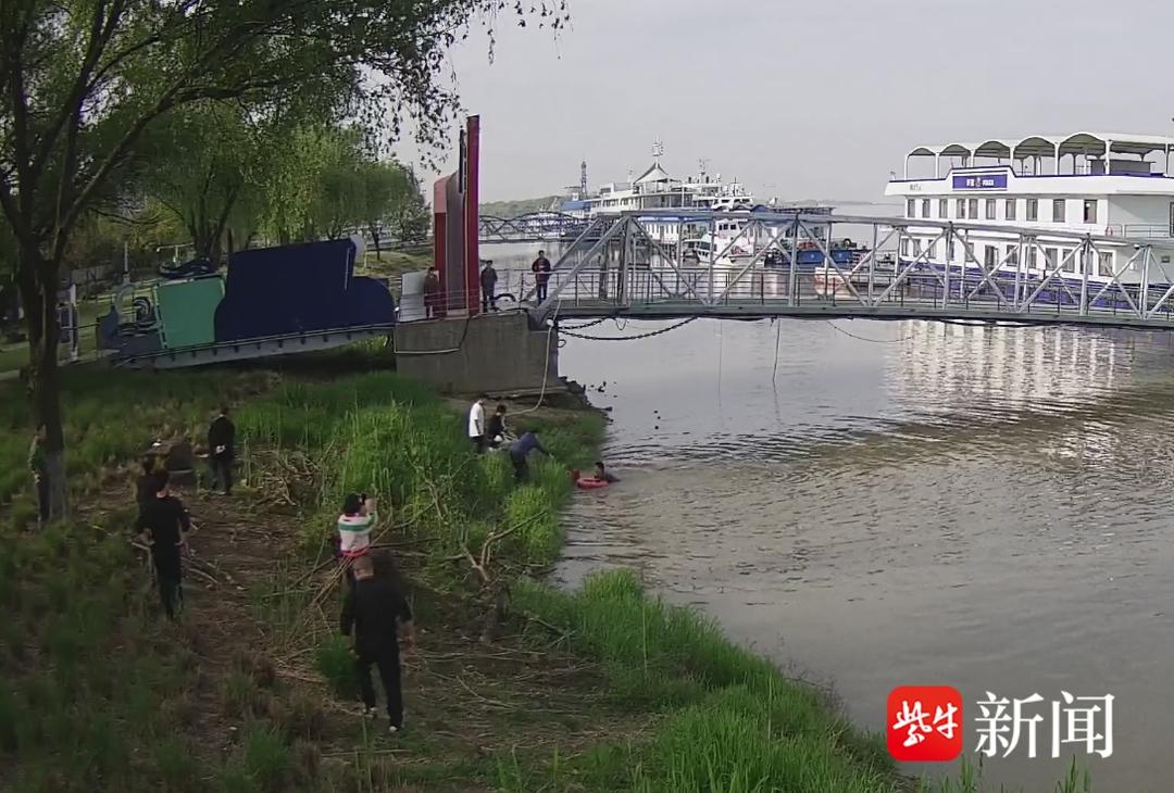 【视频】南京水上公安分局辅警江边晨练，全程高速奔走救起一名落水女子