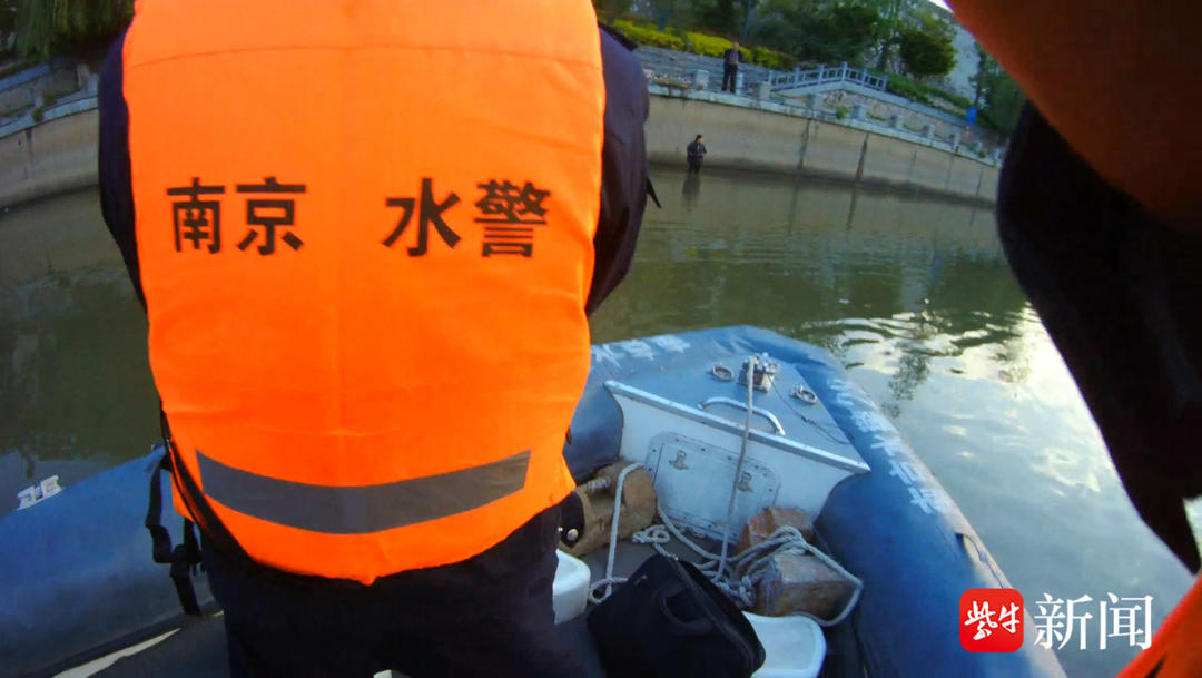 【视频】南京外秦淮河一女子落水，南京水警拂晓紧急救助