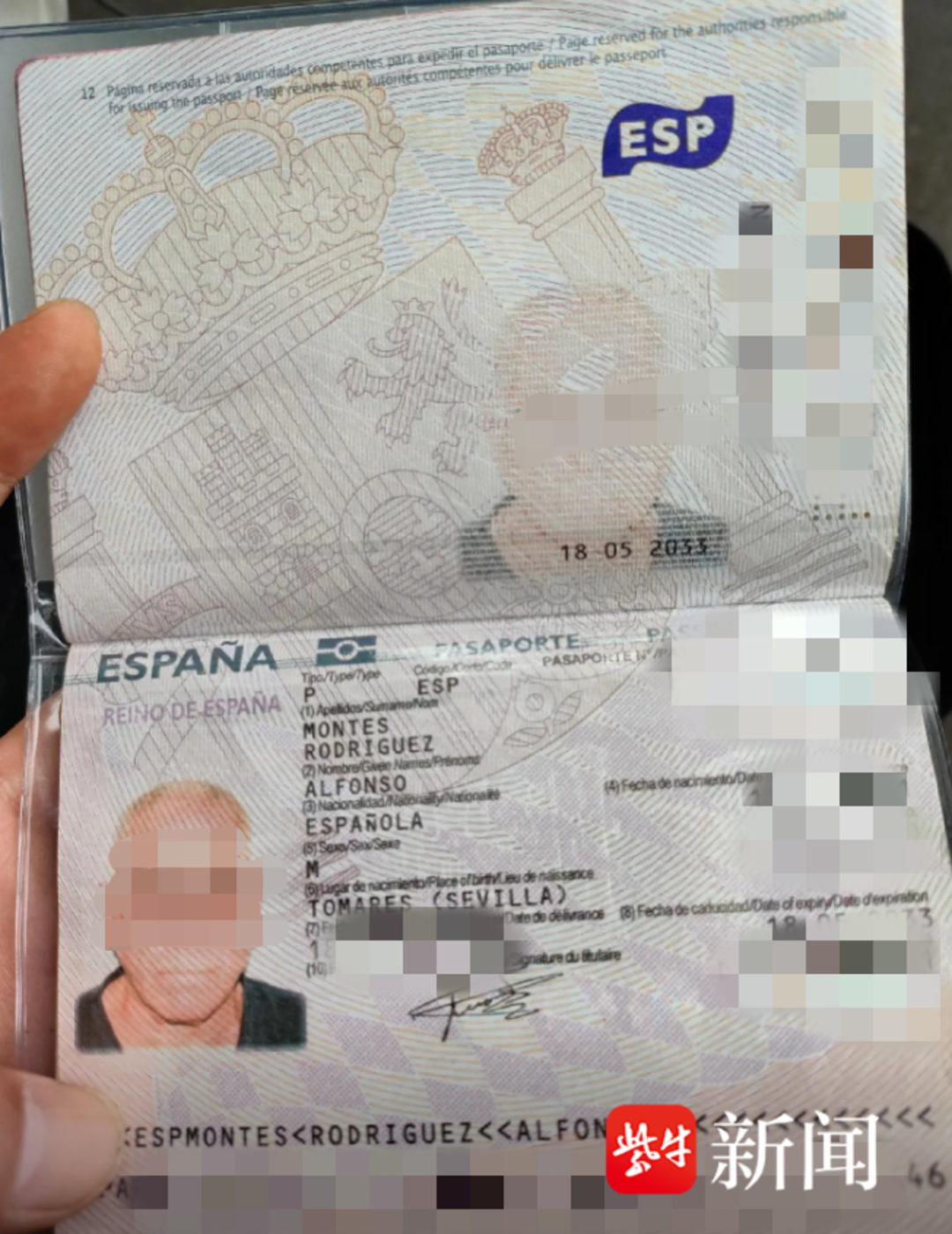 外卖小哥捡到一本护照寻找失主，此时一位西班牙教授正在着急