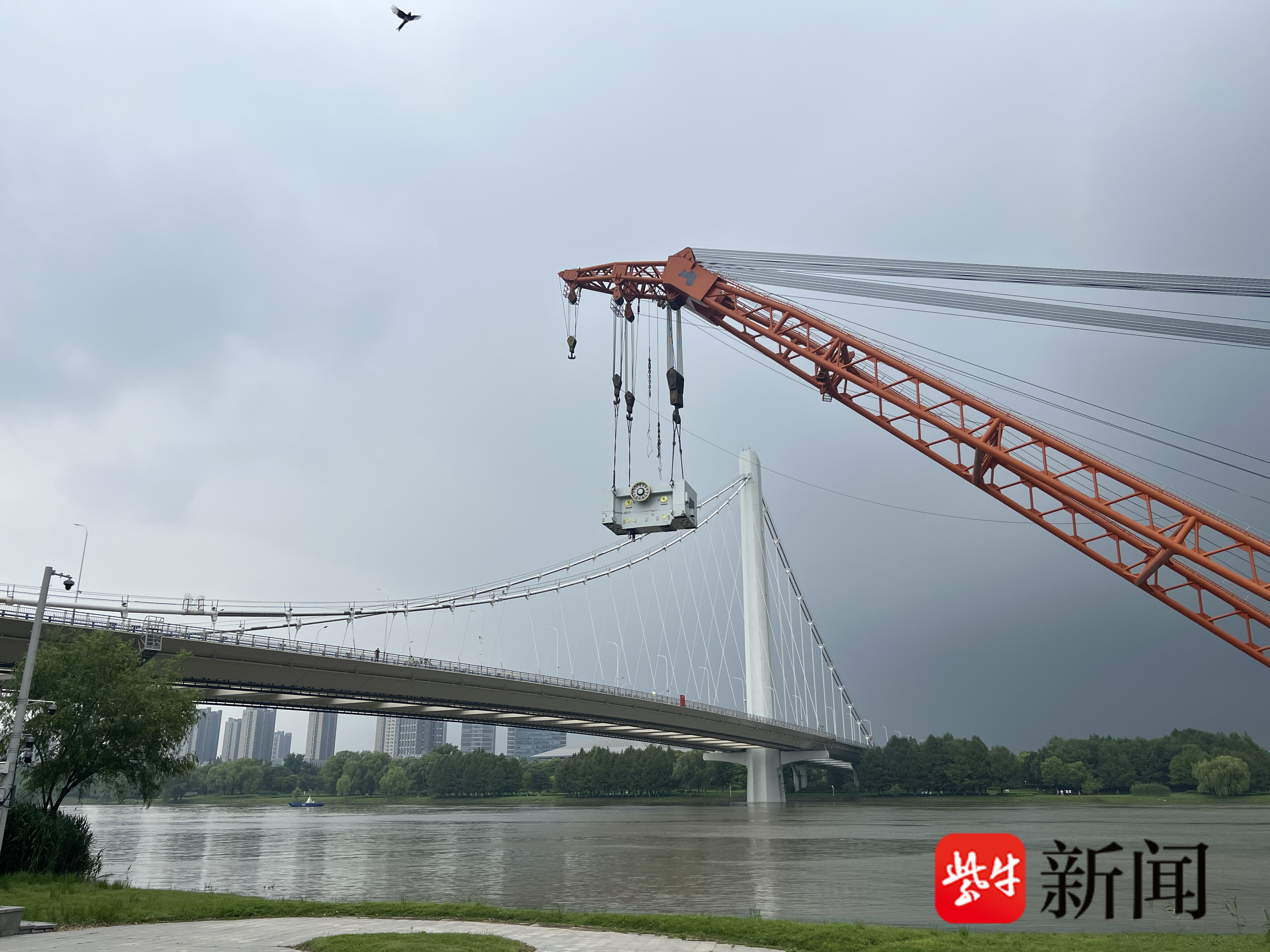 1分钟视频还原南京应天大街夹江桥事故水上清障全过程