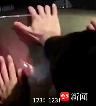 车辆侧翻4人被困，3名热心群众飞奔抬车救援获见义勇为奖励