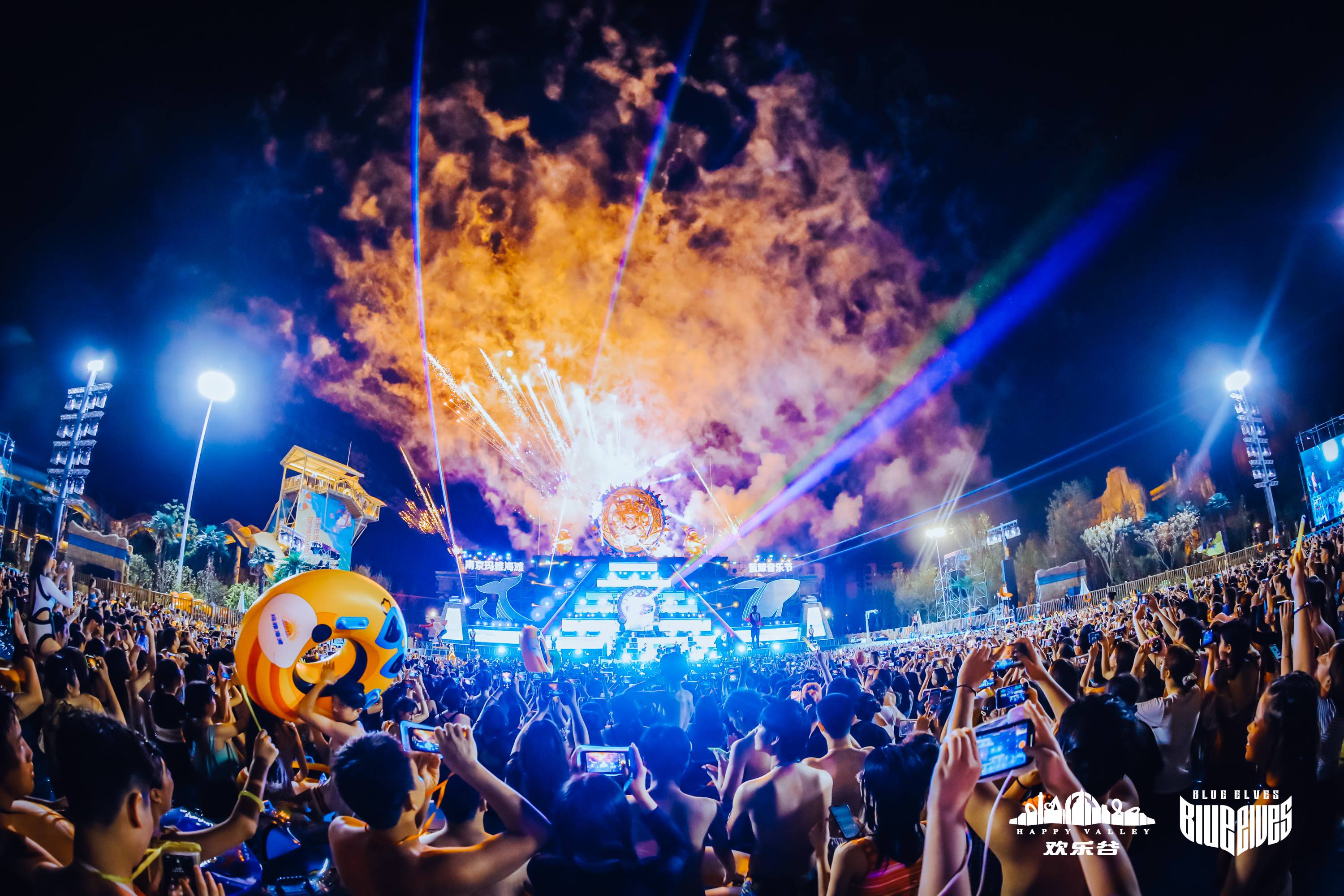 小鬼王琳凯现身南京玛雅海滩 蓝鲸音乐节盛况空前