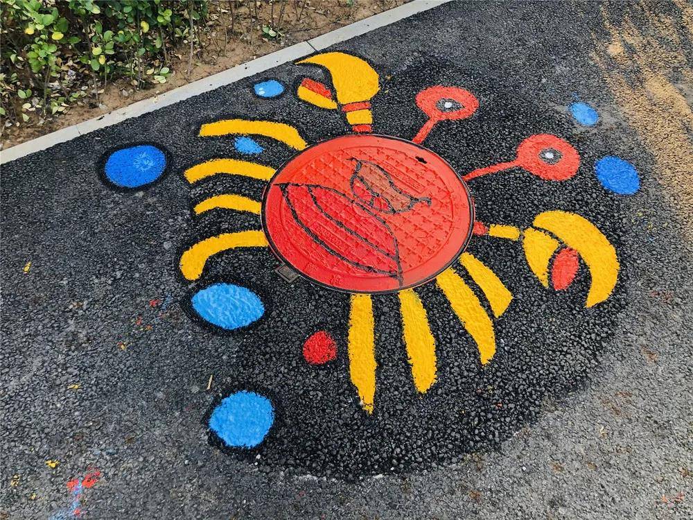萌娃妙手绘"江山"!南京这所小学"井盖"变"景盖"