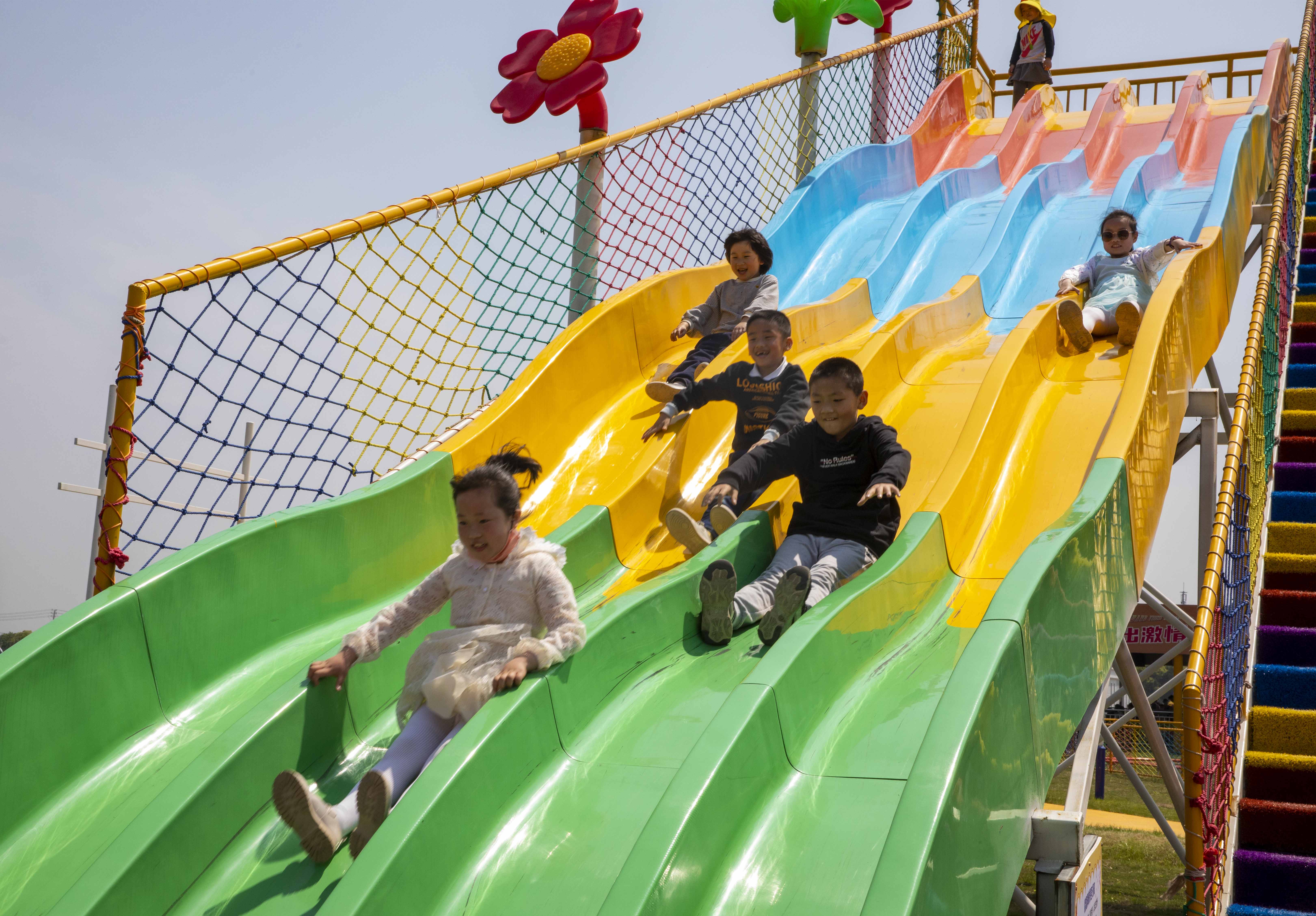 2022年5月2日,小朋友在江苏泰州爱情海欢乐田园亲子乐园游玩.