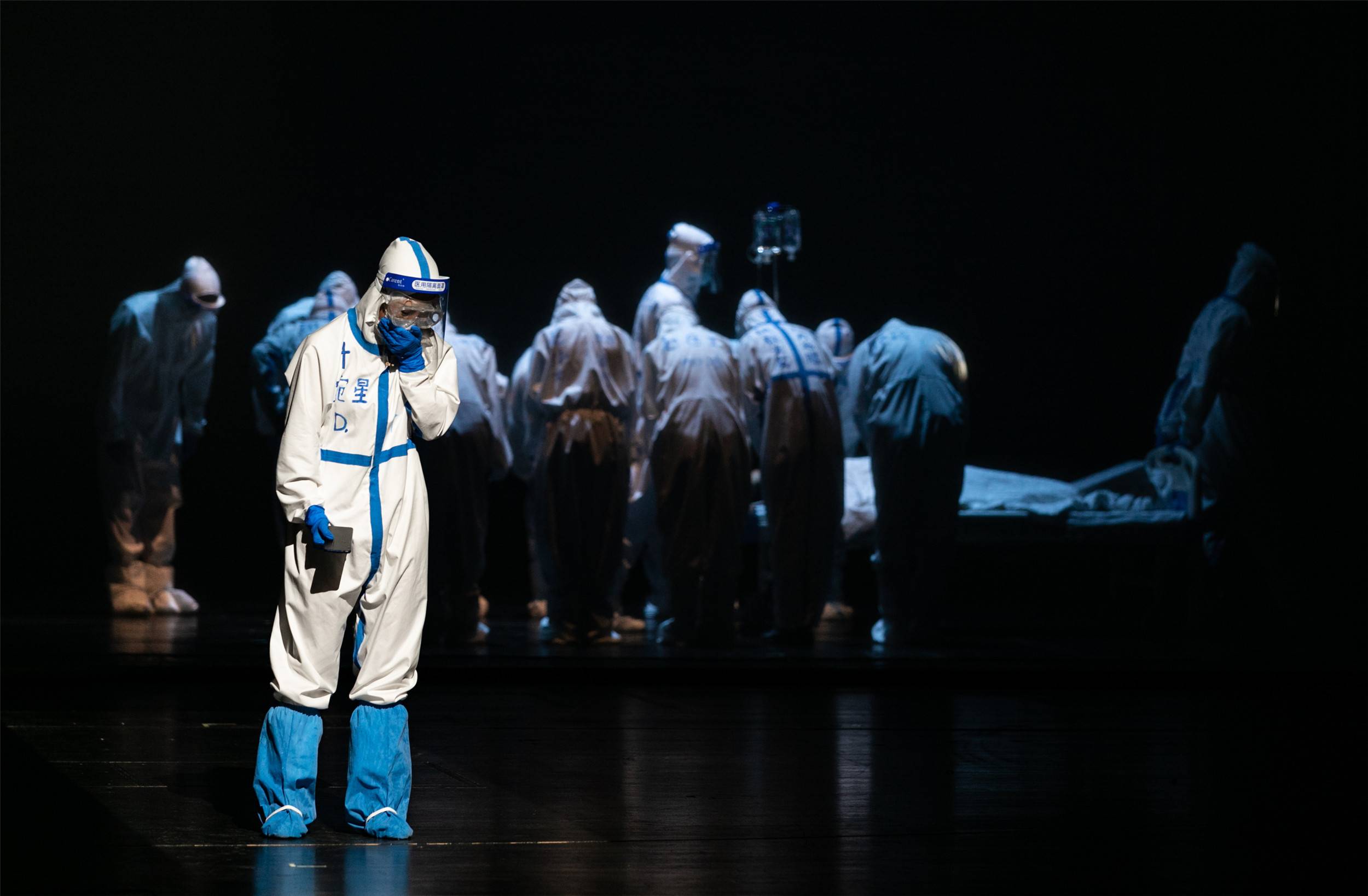 观众坐满30%,感动收获100%,抗疫话剧《飞向春天的鸽子》首演温暖又