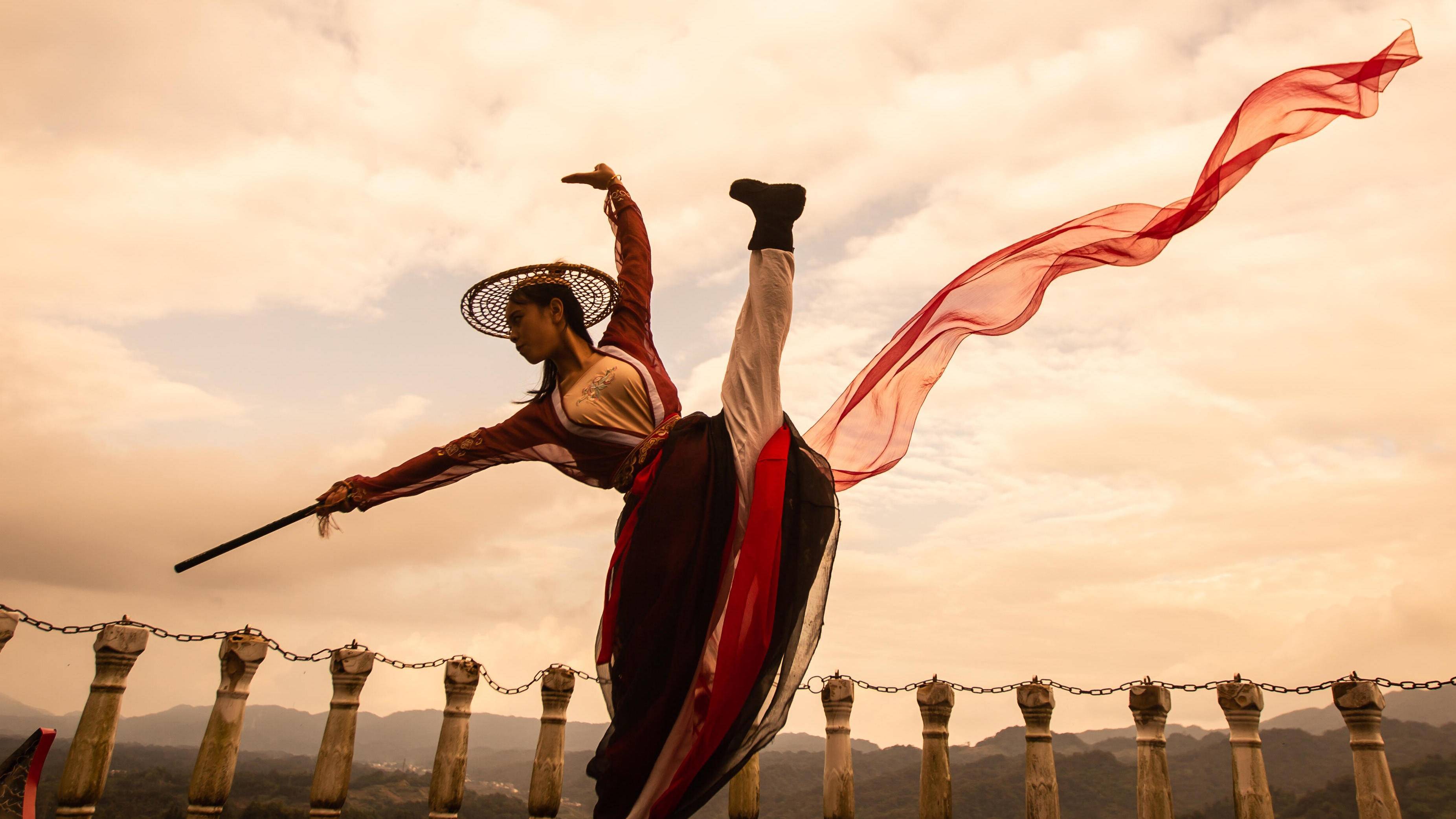 提剑扔垃圾女侠火了98后峨眉派大师姐自认可能我圆了大家的武侠梦所以