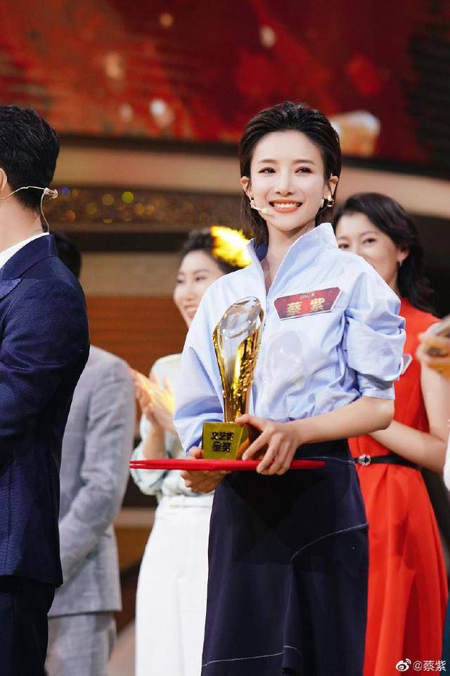 央视主持人大赛总决赛,她战胜两位央视春晚主持人夺冠