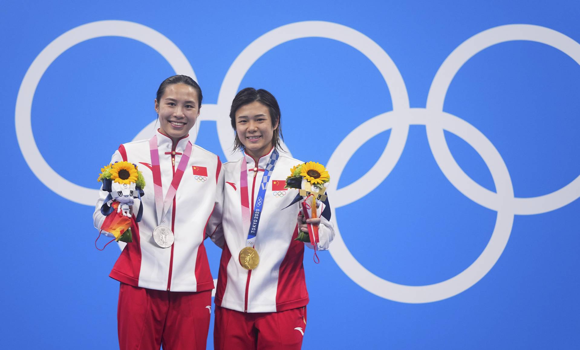 施廷懋(右)与队友王涵在颁奖仪式上