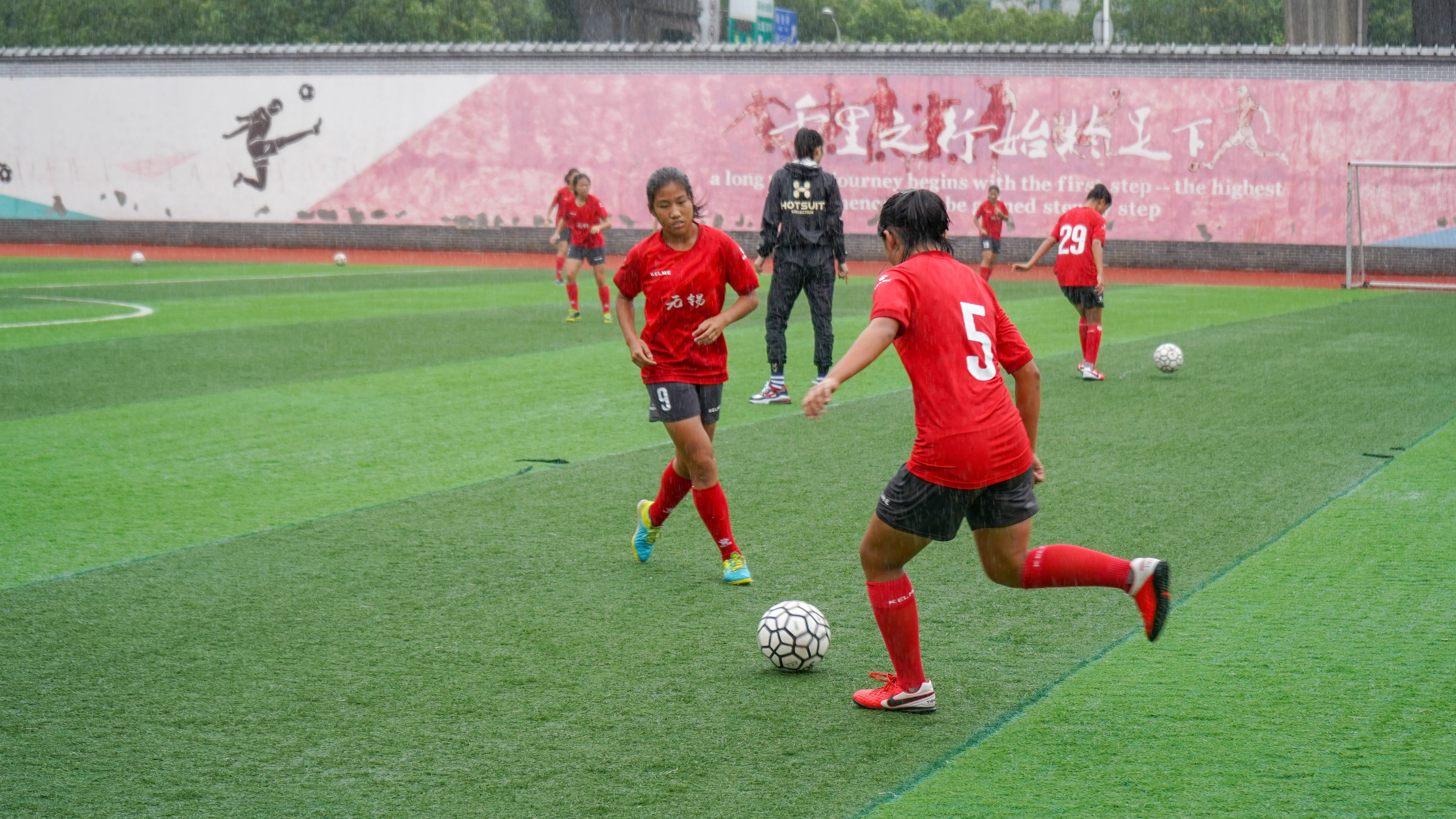 无锡广丰中学女足队员雨中训练.张晨瑆 摄