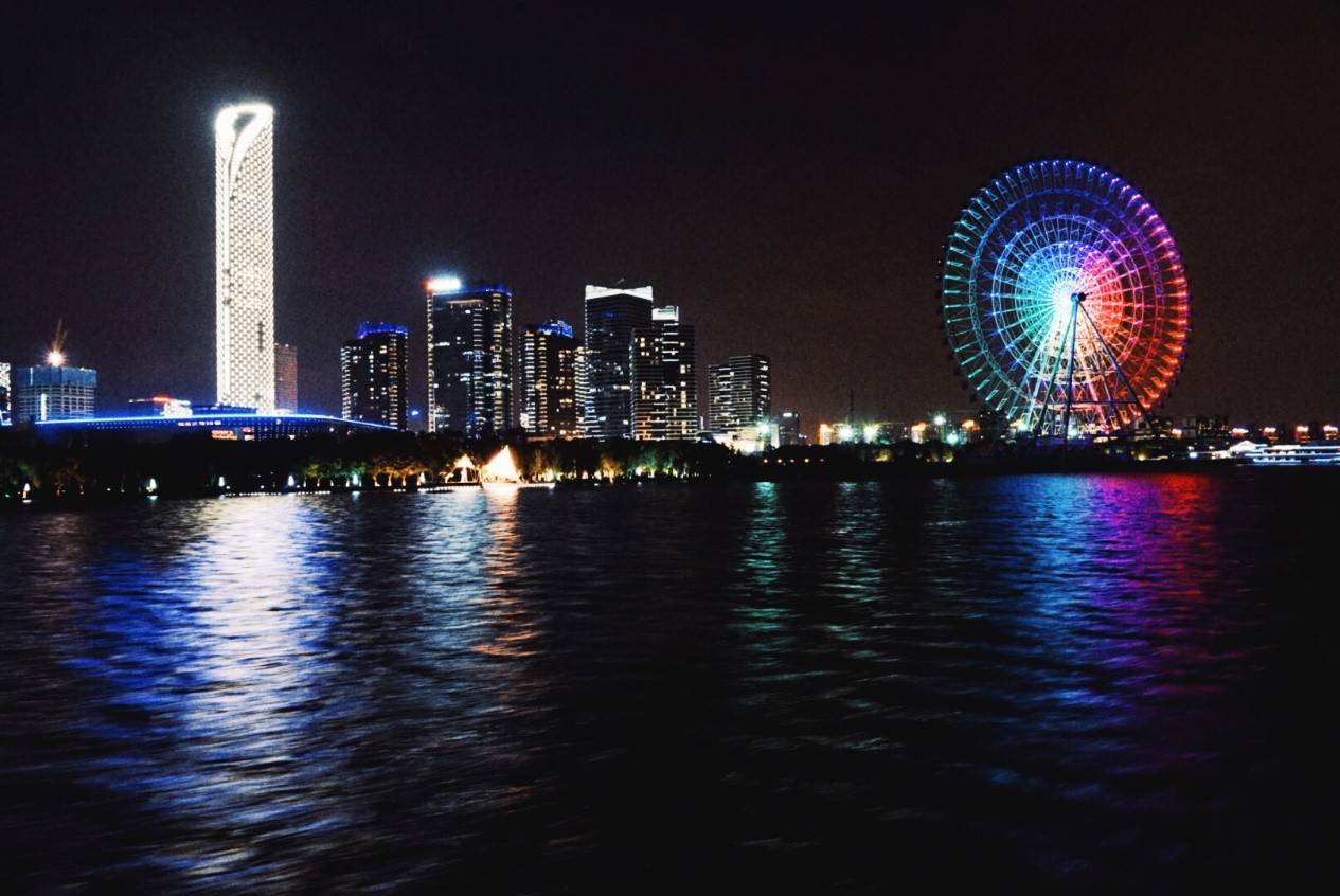 乘游船观赏金鸡湖夜景