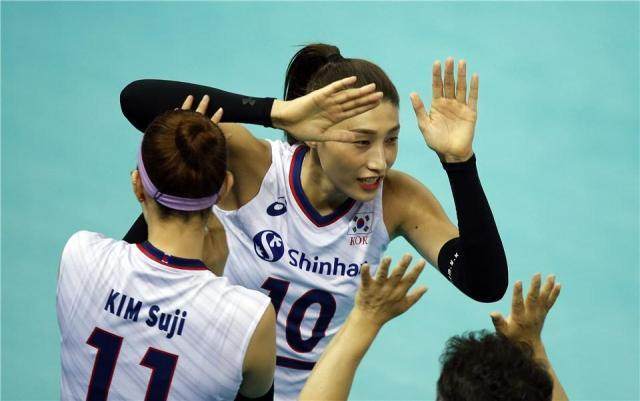 韩国女排名将金软景和队友庆祝胜利.