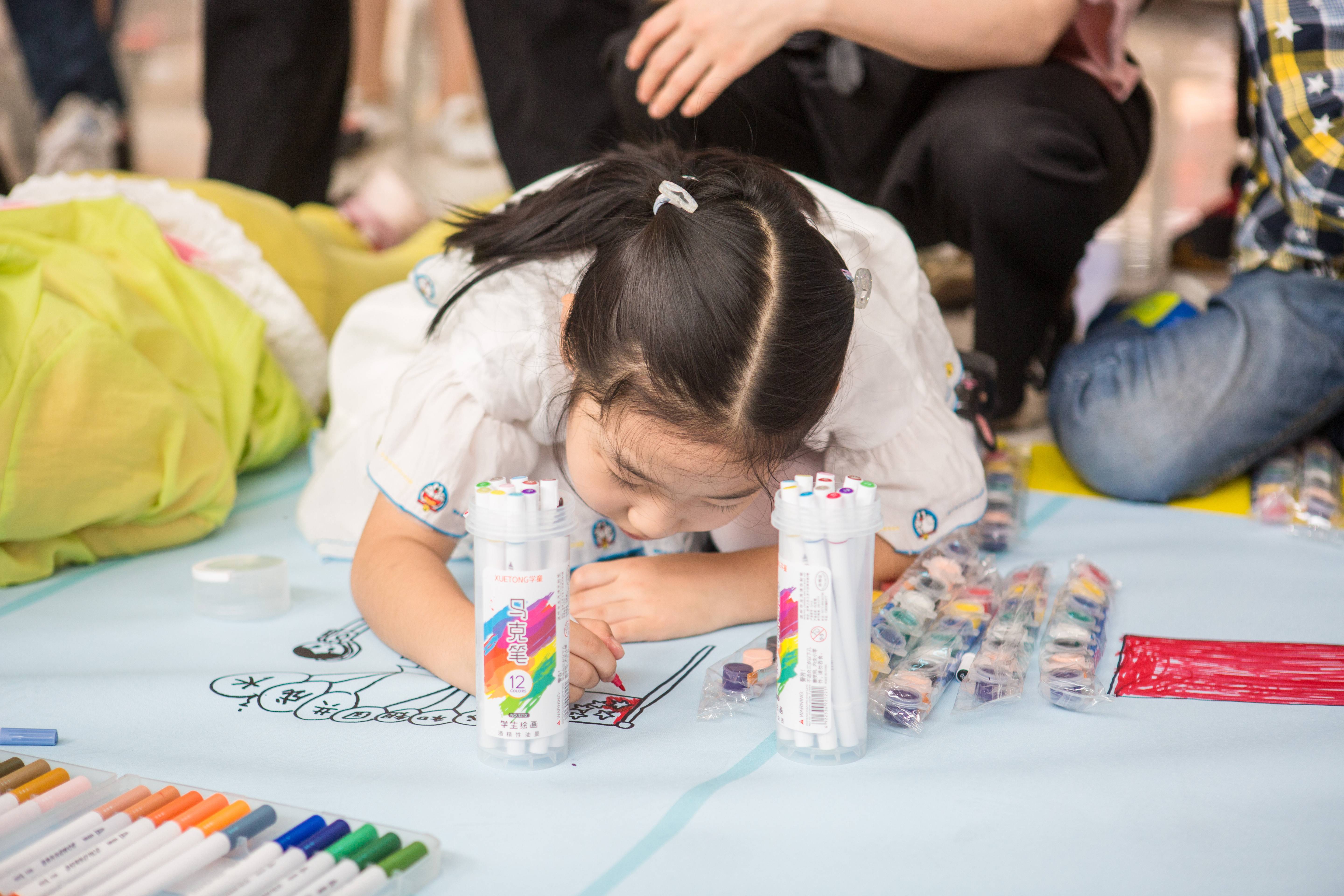 12米巨幅画卷向祖国献礼,快来围观中央商场少儿绘画大赛