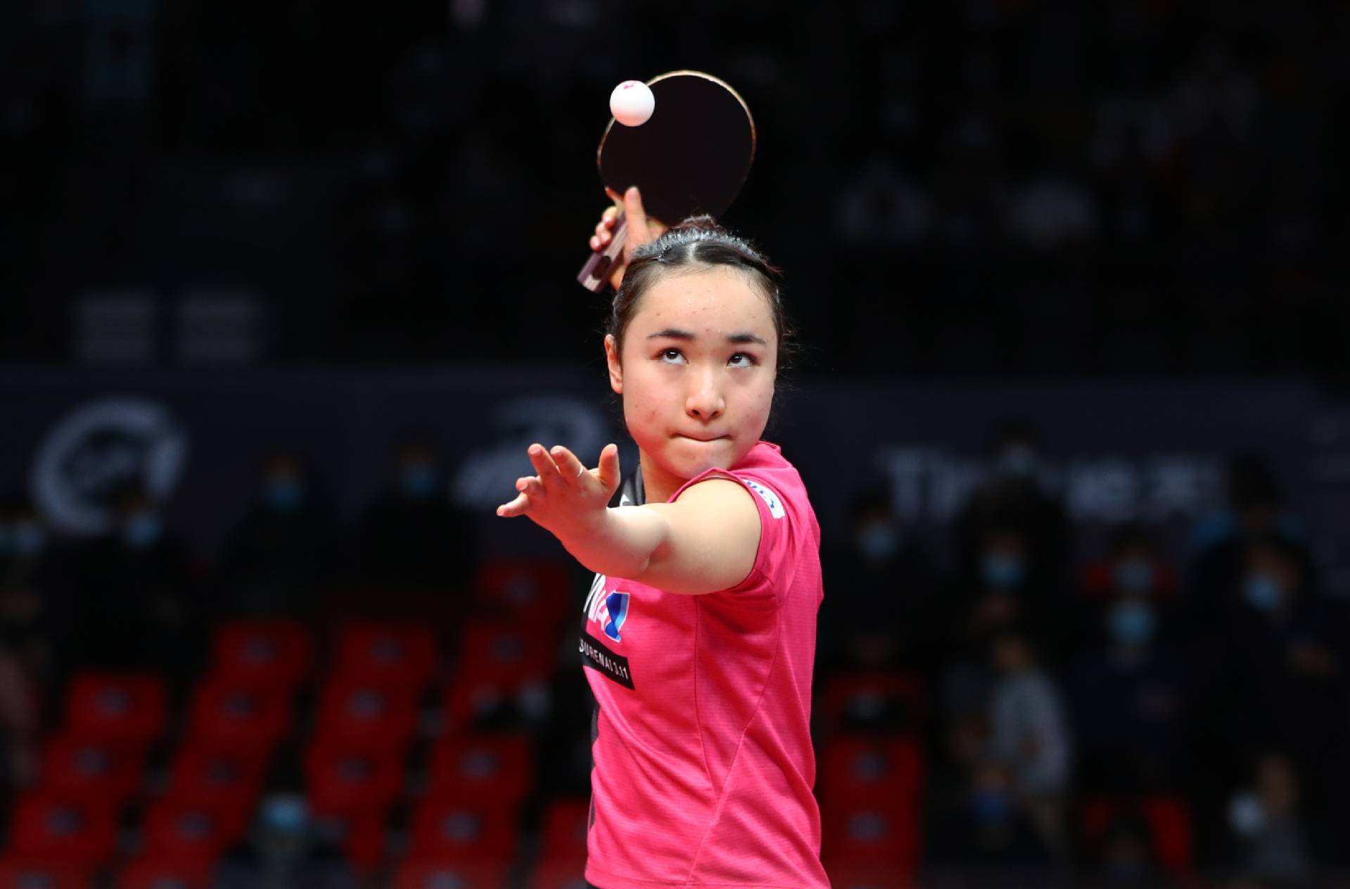 伊藤美诚在比赛中发球