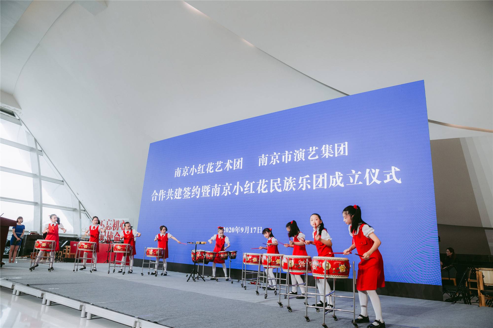 "小红花"与南京市演艺集团签约共建,小红花民族乐团挂牌成立啦