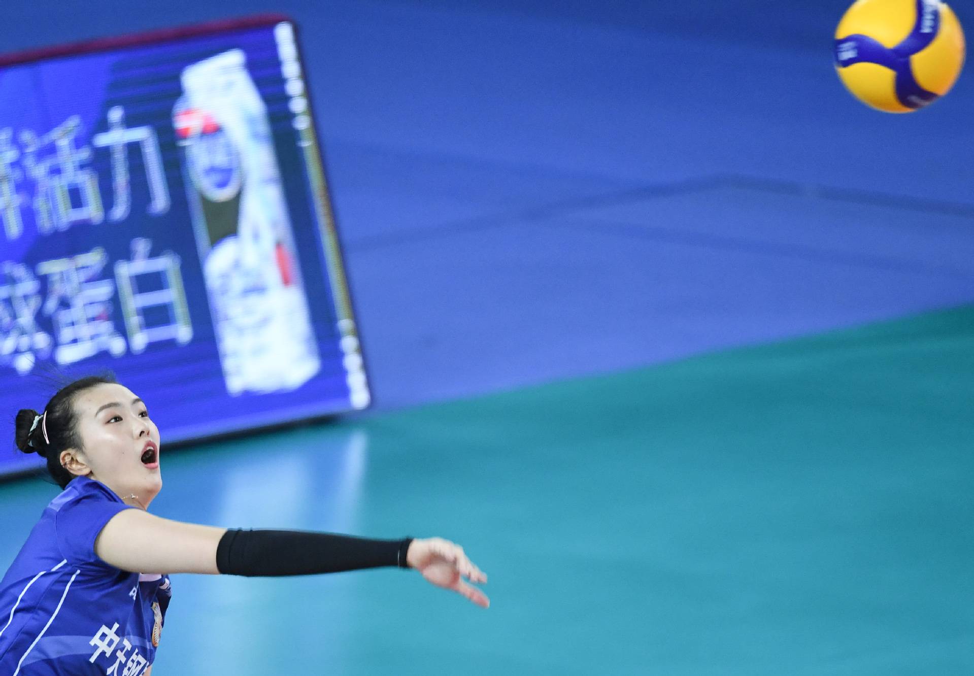 张常宁在比赛中发球.