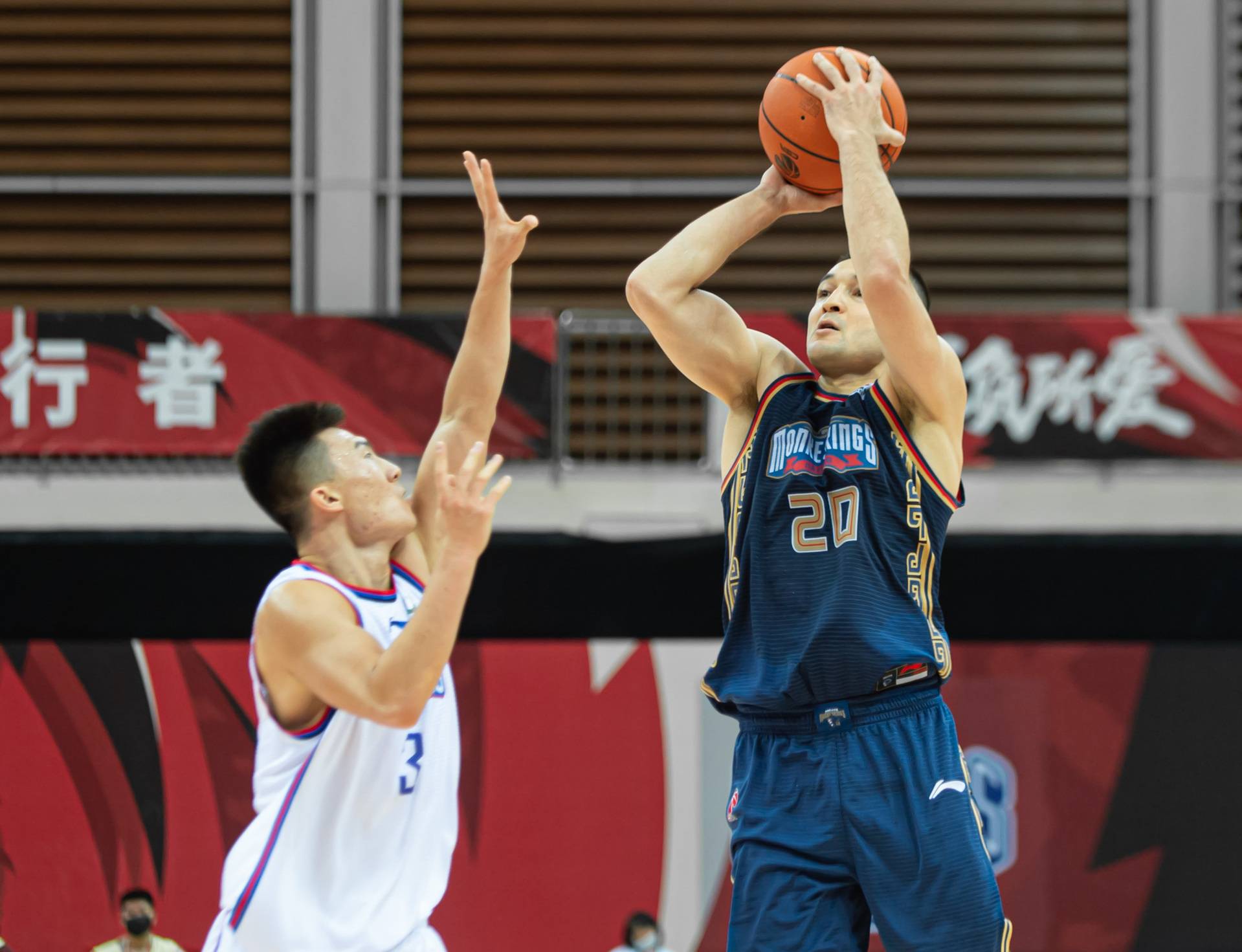 同曦宙光队球员西热力江(右)在比赛中投篮.