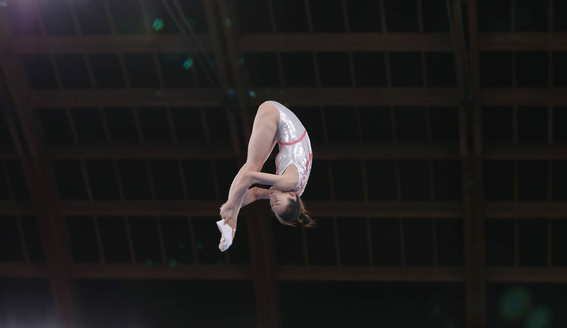 【gif】蹦床女神重大失误受伤 坐轮椅离场