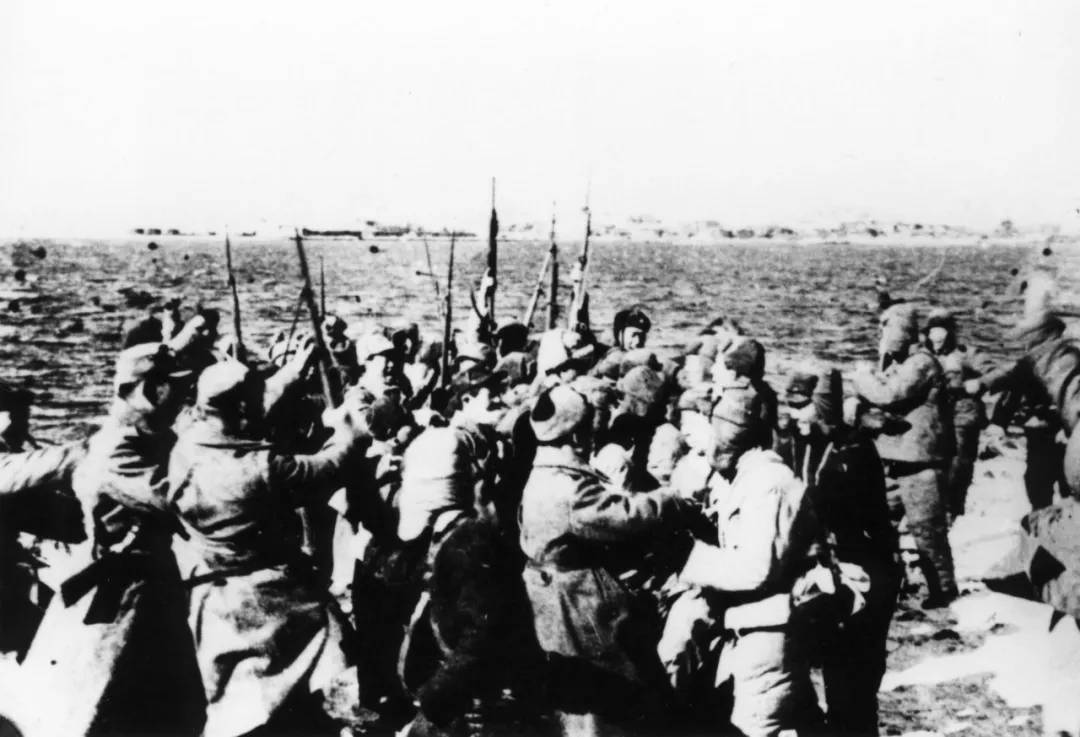 老照片 | 他在枪林弹雨中用照片记录长津湖之战