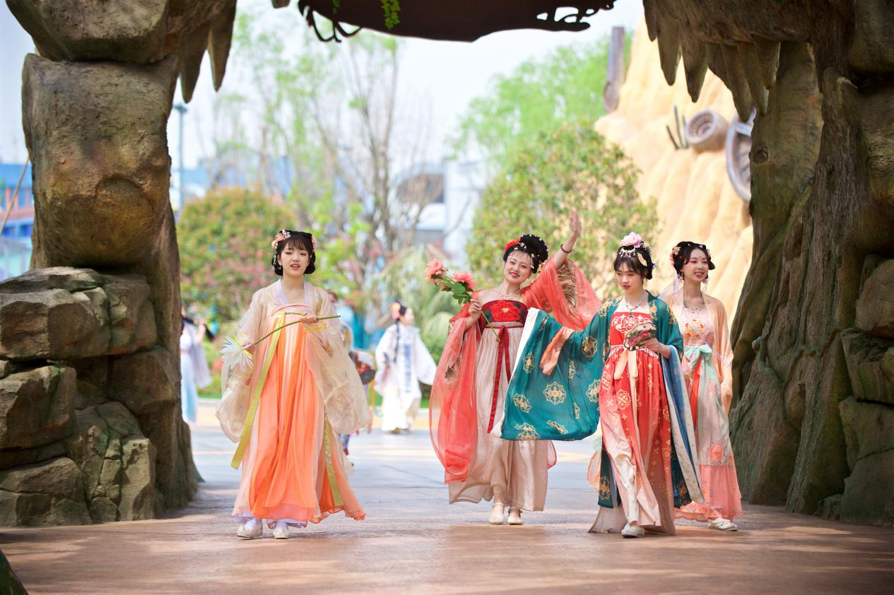 人气爱豆,汉服巡游,国潮大赏!南京欢乐谷春风游园正当时