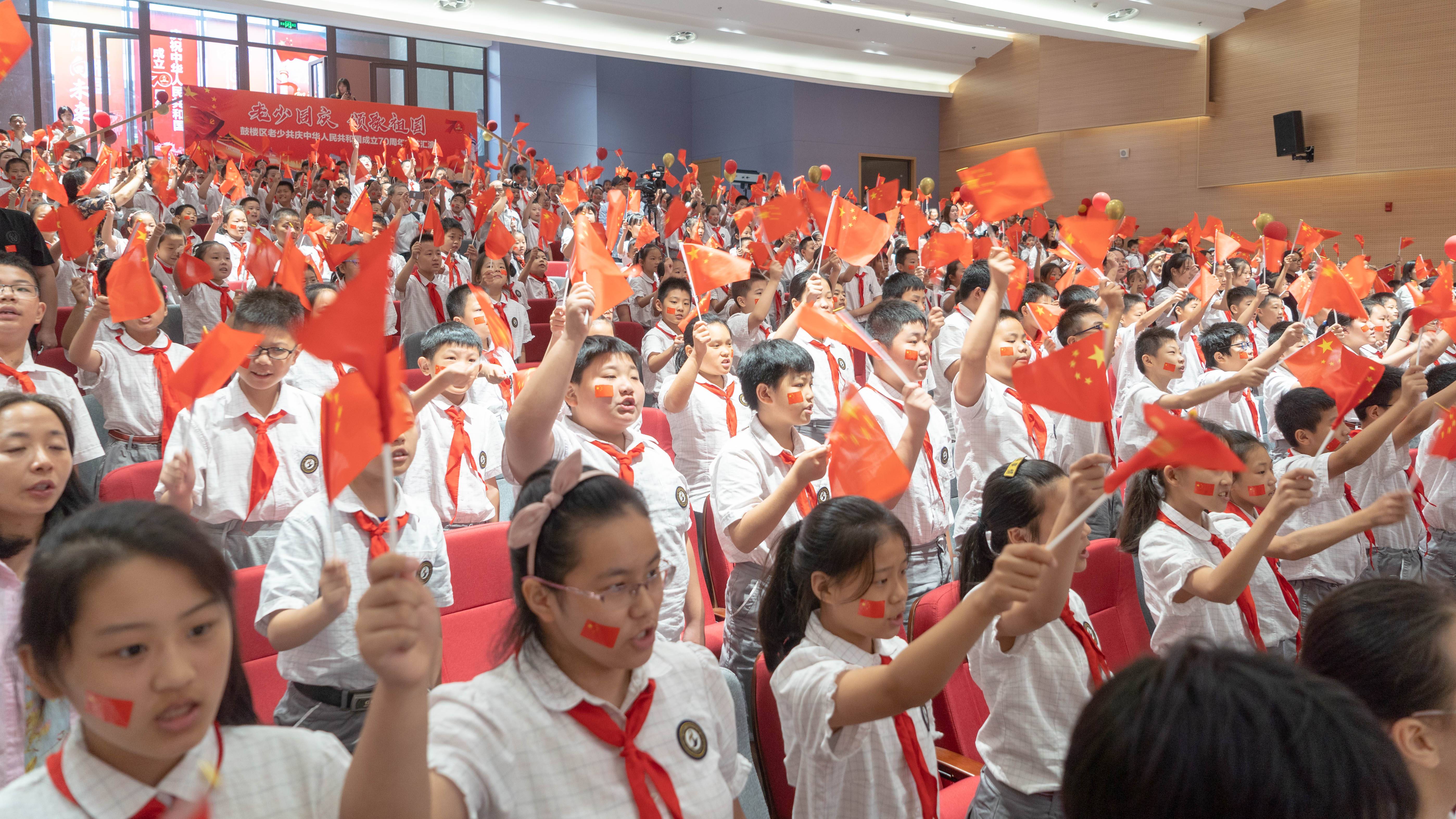 红旗挥舞,歌声嘹亮! 南京方兴小学师生燃情合唱为新中国庆生