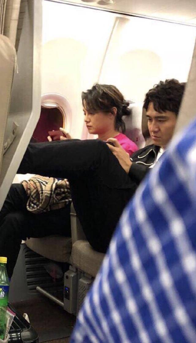 演员王子文为高铁踩桌板道歉了,这是小题大做吗?