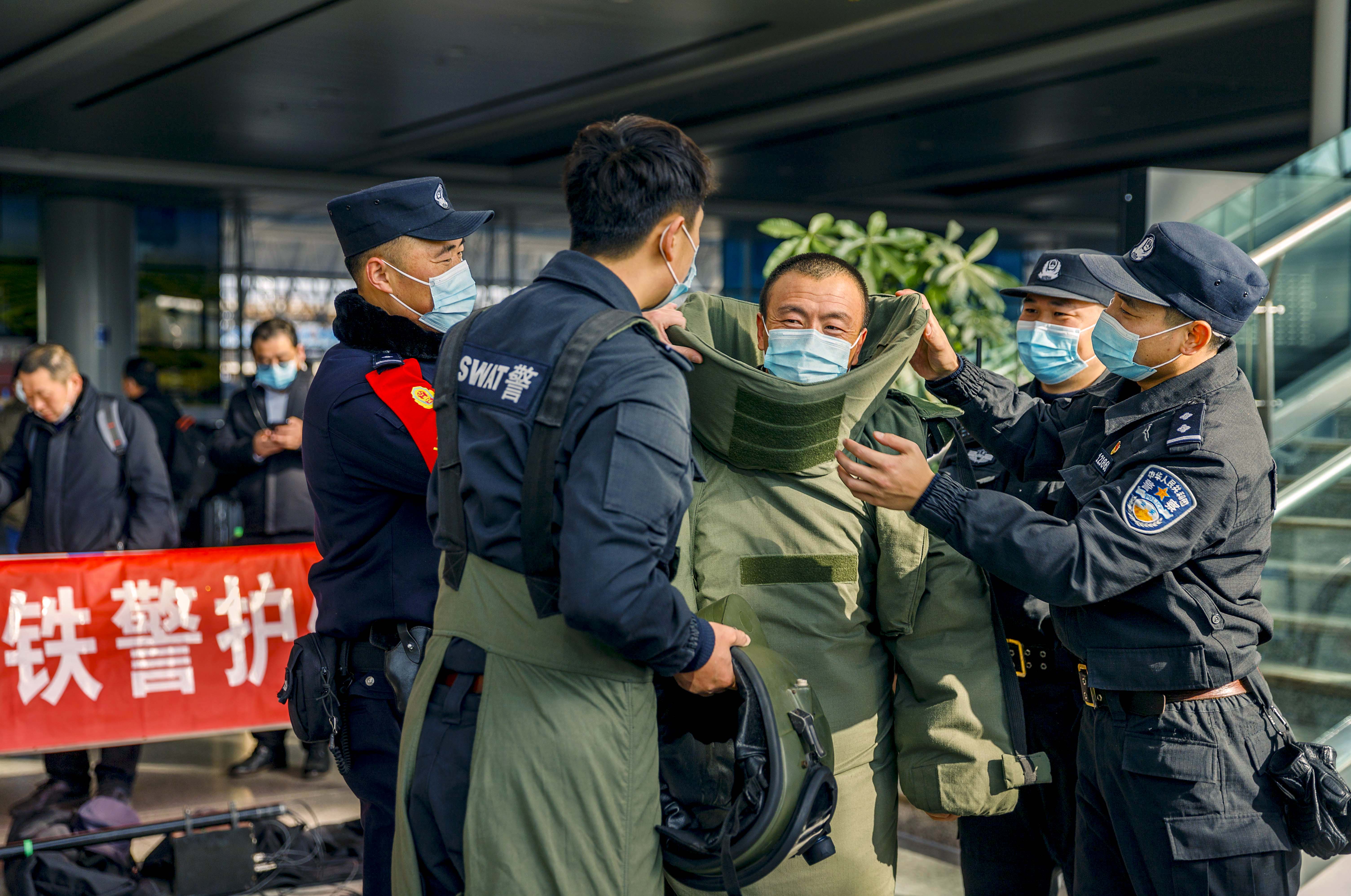 2021年1月10日,在泰州火车站候车室,特警进行排爆演练.