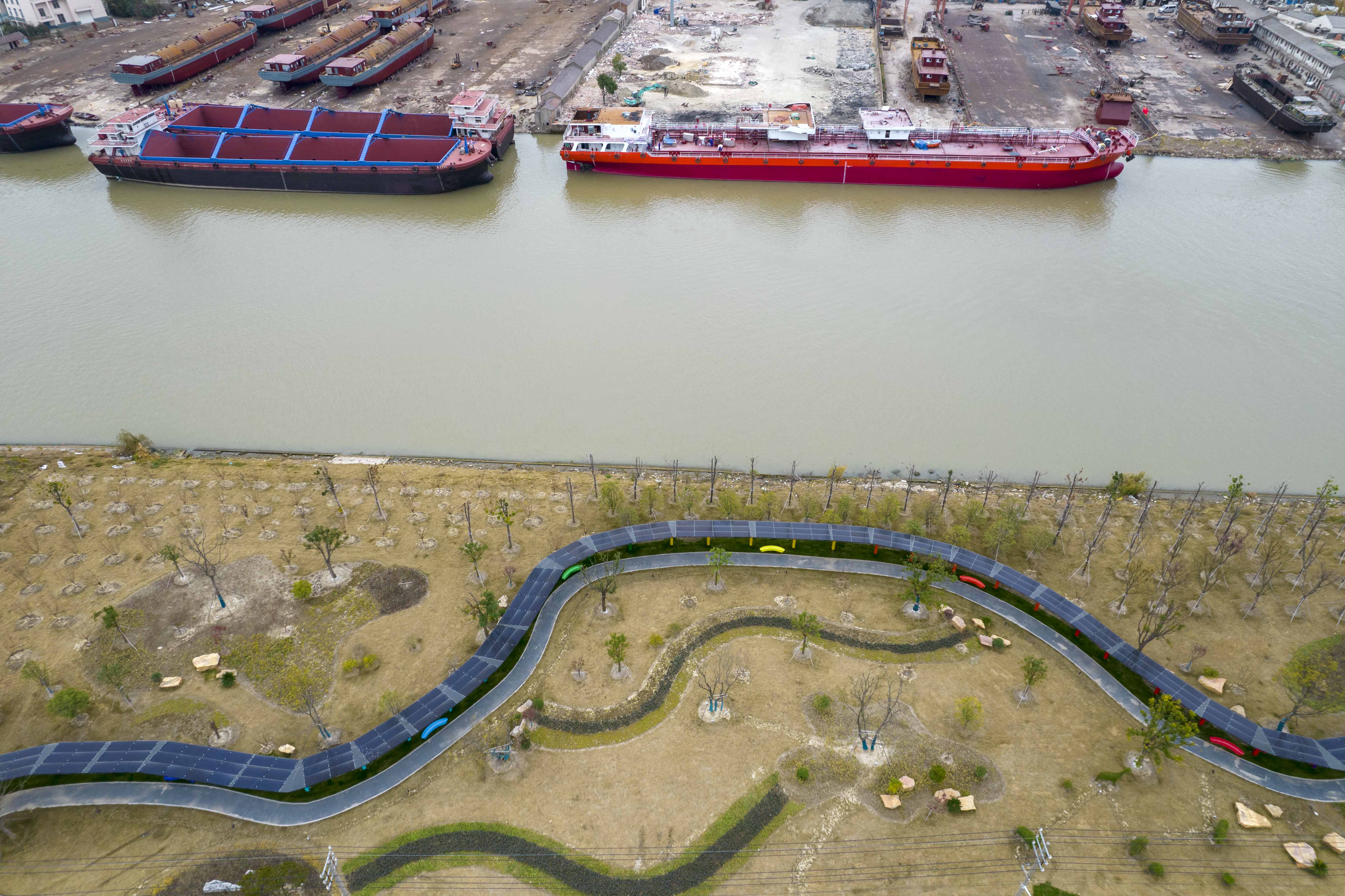 2021年11月28日拍摄的泰州市海陵区彩虹光伏景观长廊.