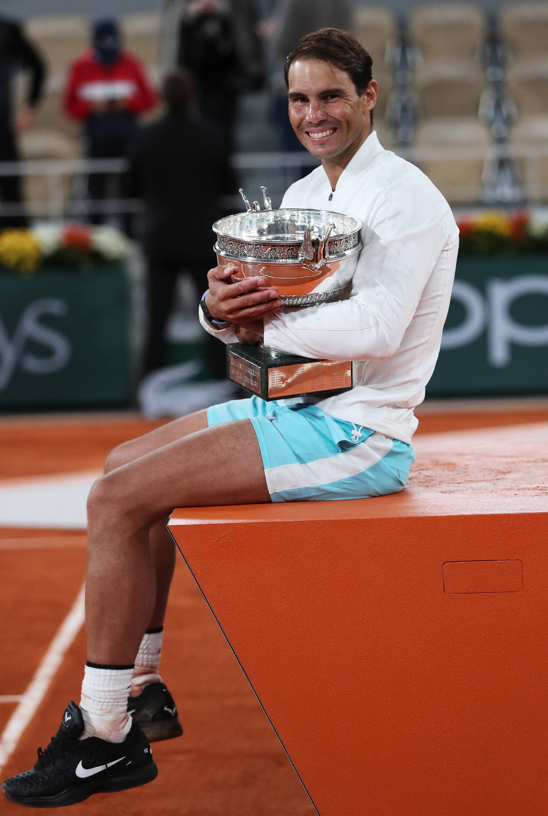 纳达尔拿下法网13冠 100胜!20个大满贯追平费德勒