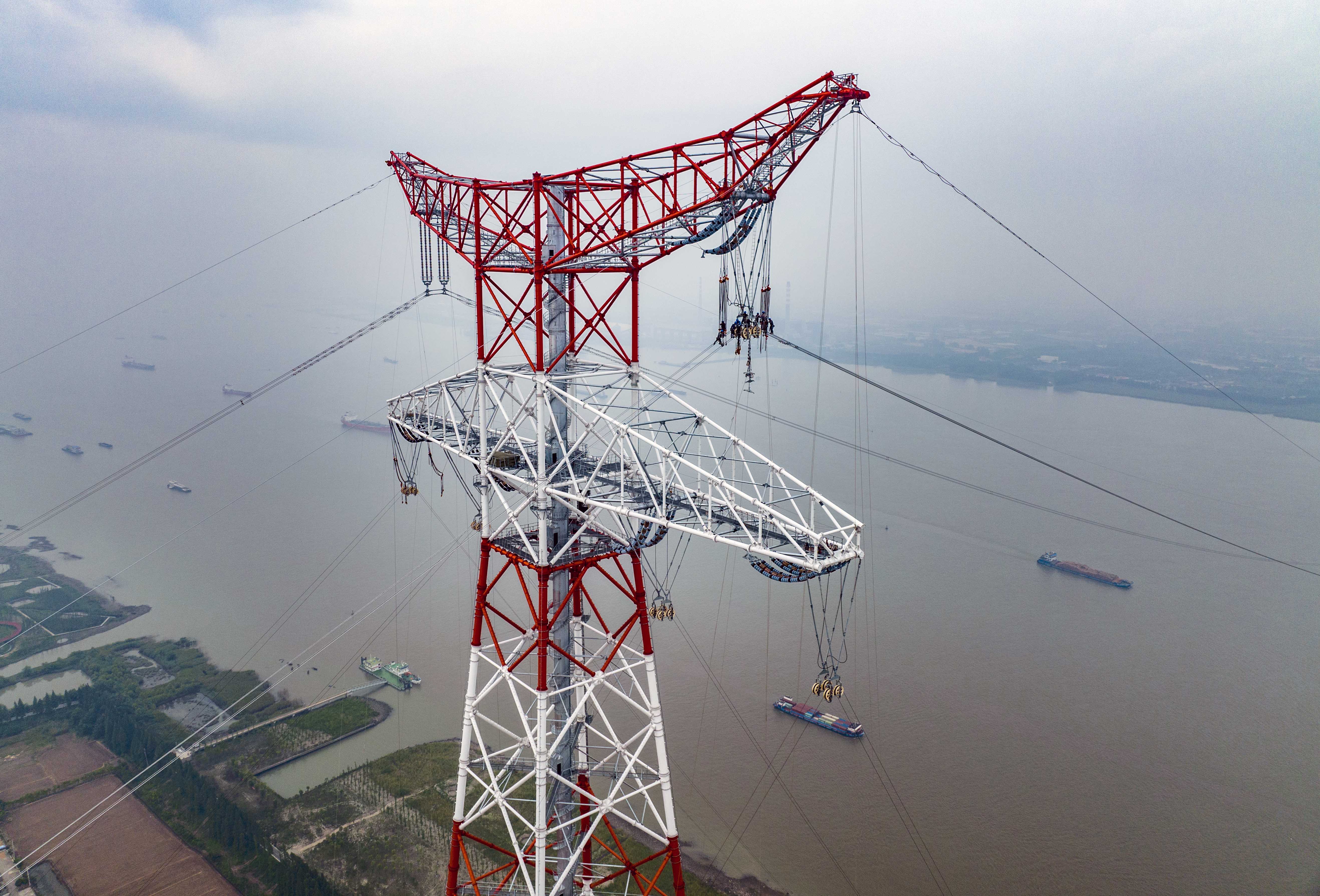 组图江苏泰州世界最高输电铁塔跨越长江架设导线