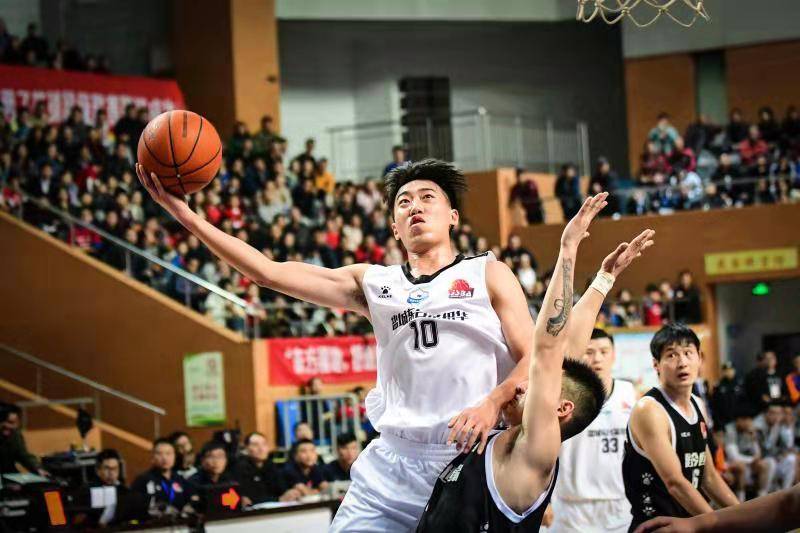 宝博体育- 宝博体育官网- 宝博体育APP下载 BaoBoSports28胜2平提前8轮联赛夺冠! 罗杰斯率凯尔特人称霸