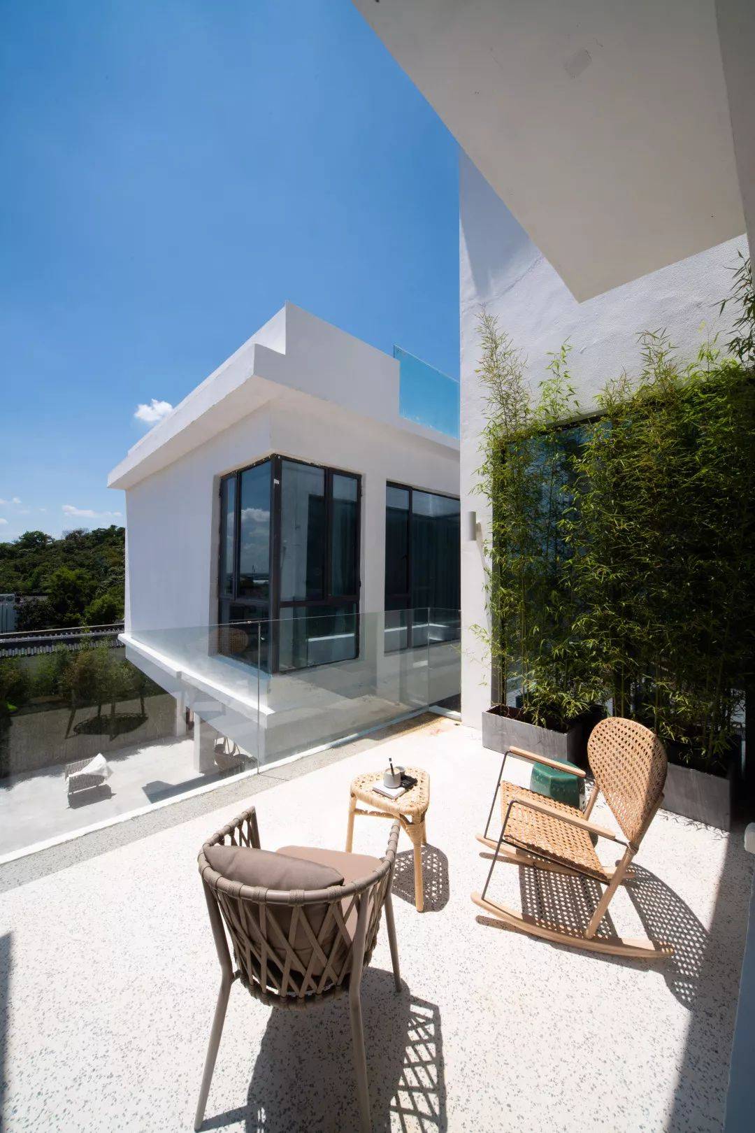 部分房间还有超大的景观露台,视野好到模糊了民宿内外的边界,在躺椅上