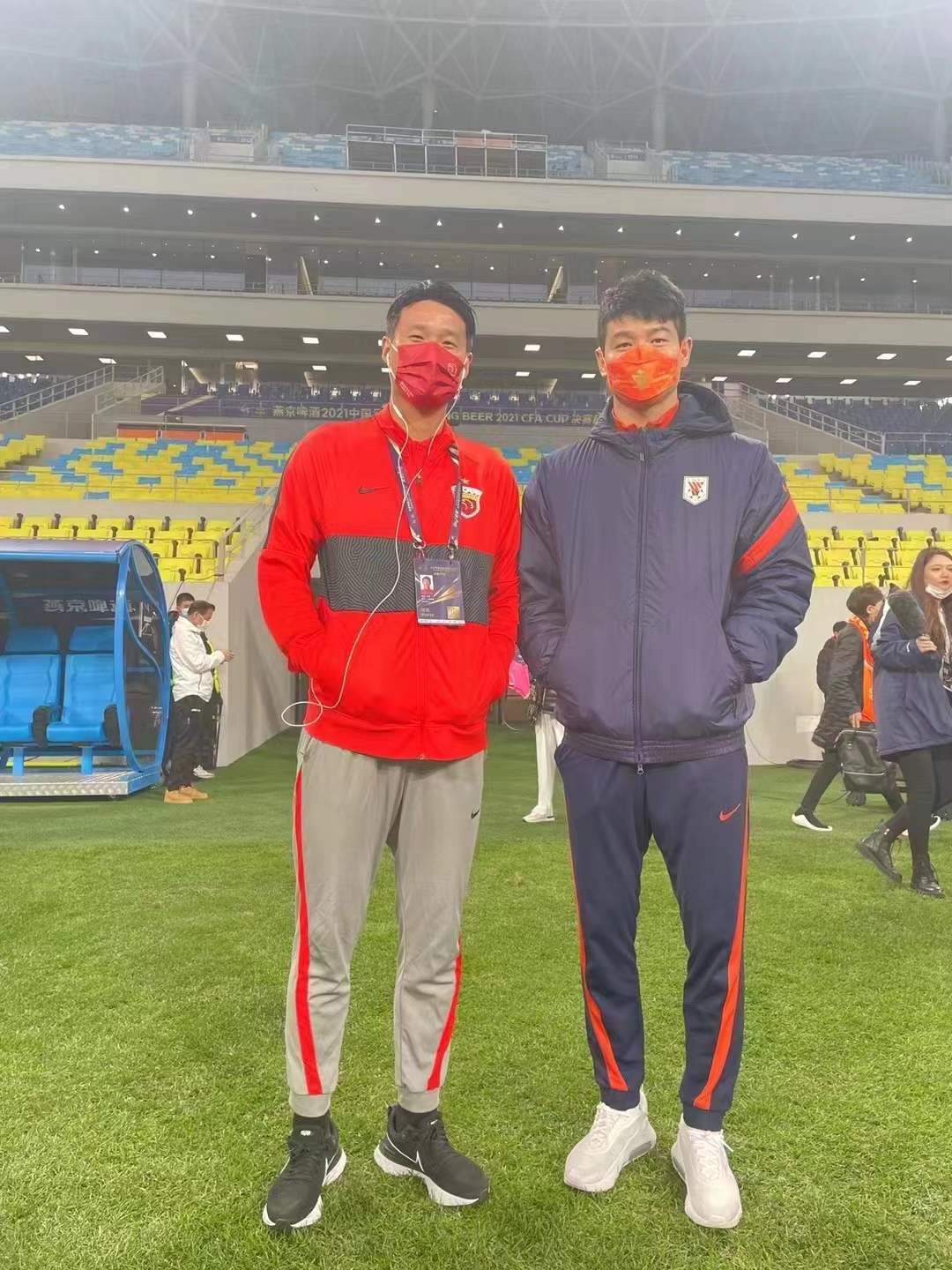 现场直击足协杯决赛即将开打吉翔李昂赛前合影