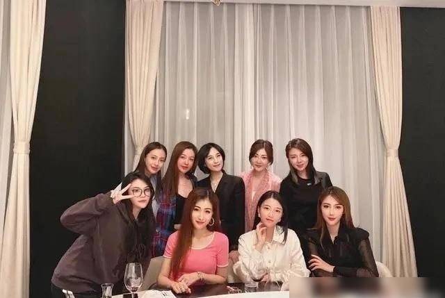 angelababy回应合照站位:和朋友合照不用介意站哪里