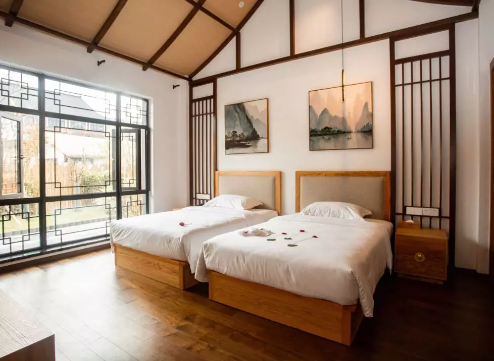 而近年来,高水平办好中国盐城丹顶鹤国际湿地生态旅游节,鹿王争霸等