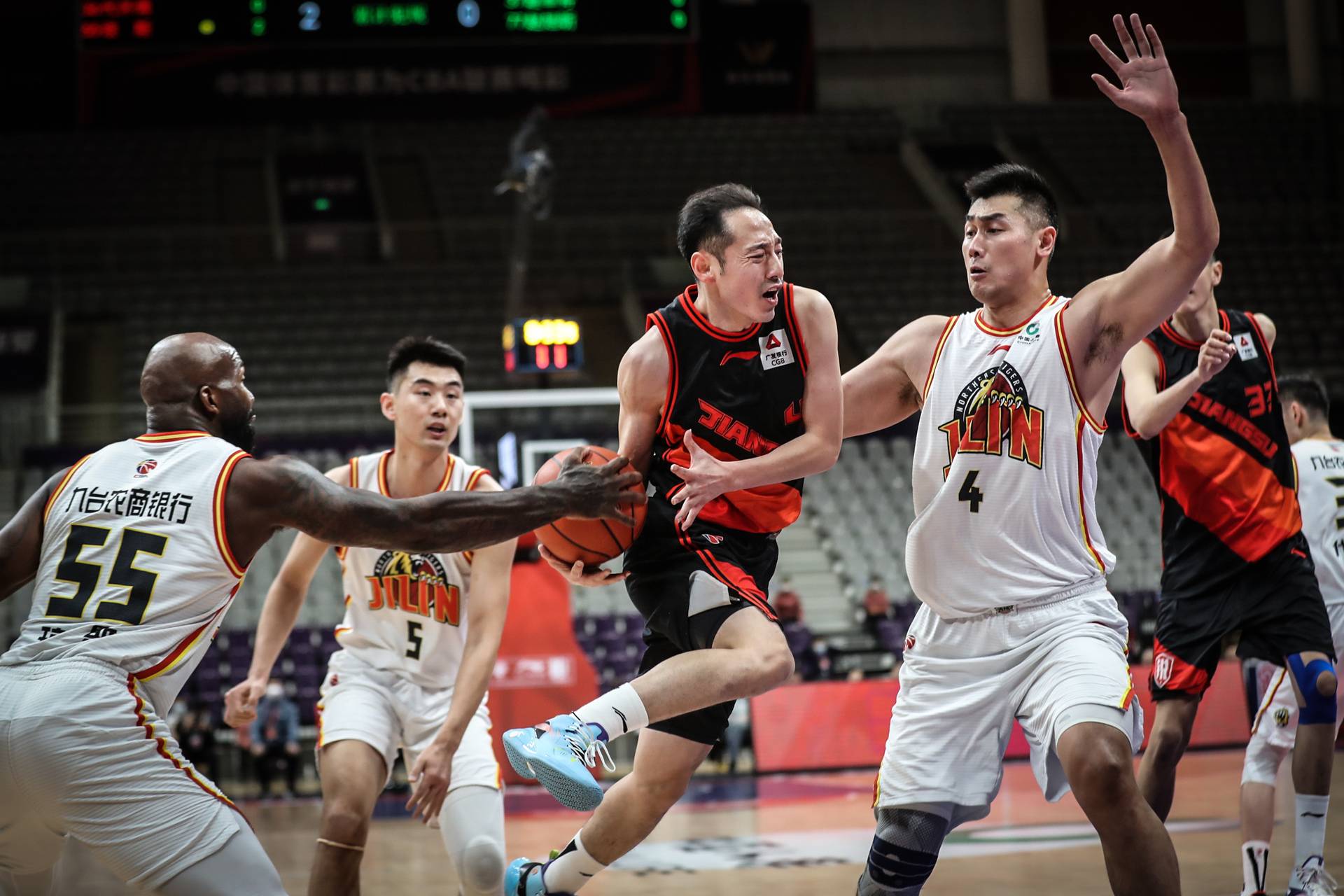 赛季cba联赛第三阶段的比赛继续展开,吴冠希缺阵的江苏肯帝亚男篮以82