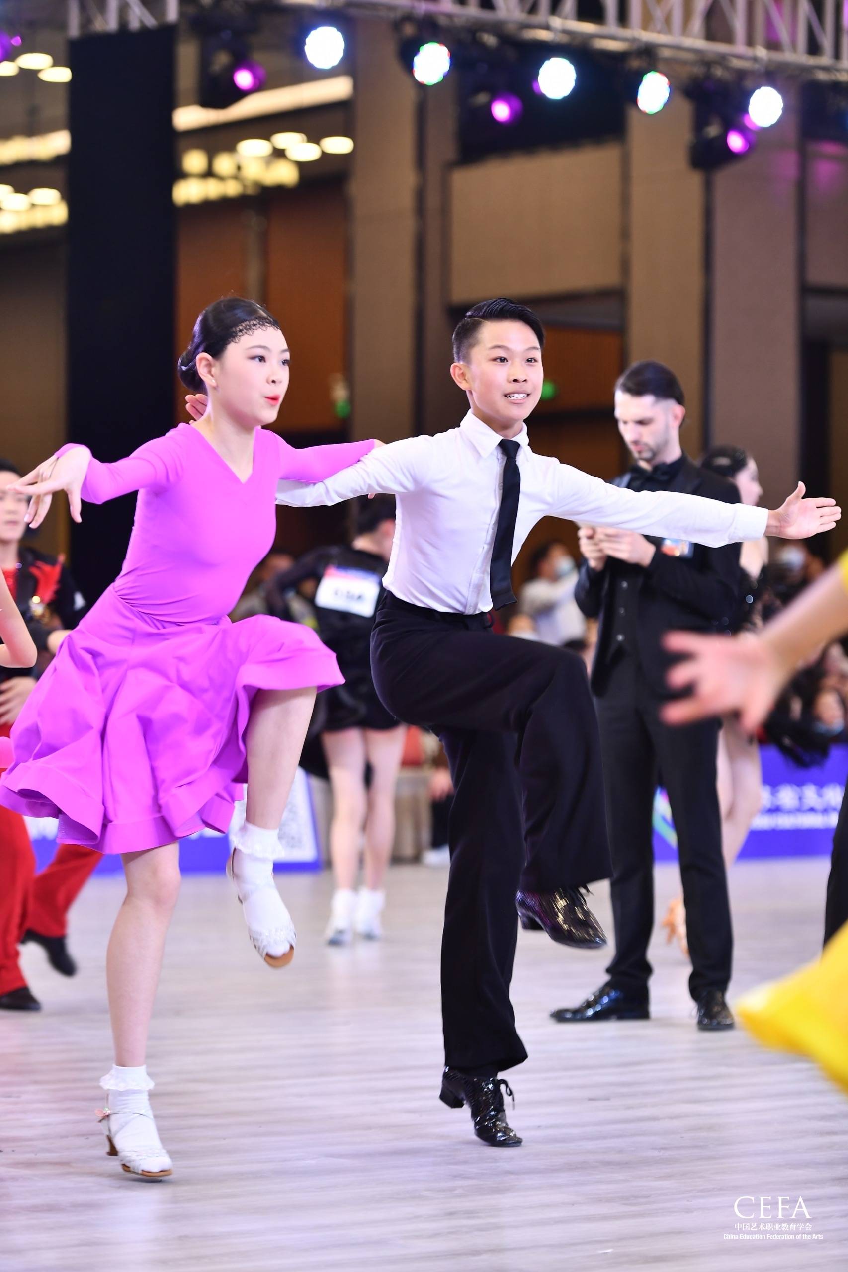 热舞驱散寒意百位青少年国标舞精英来宁斗舞