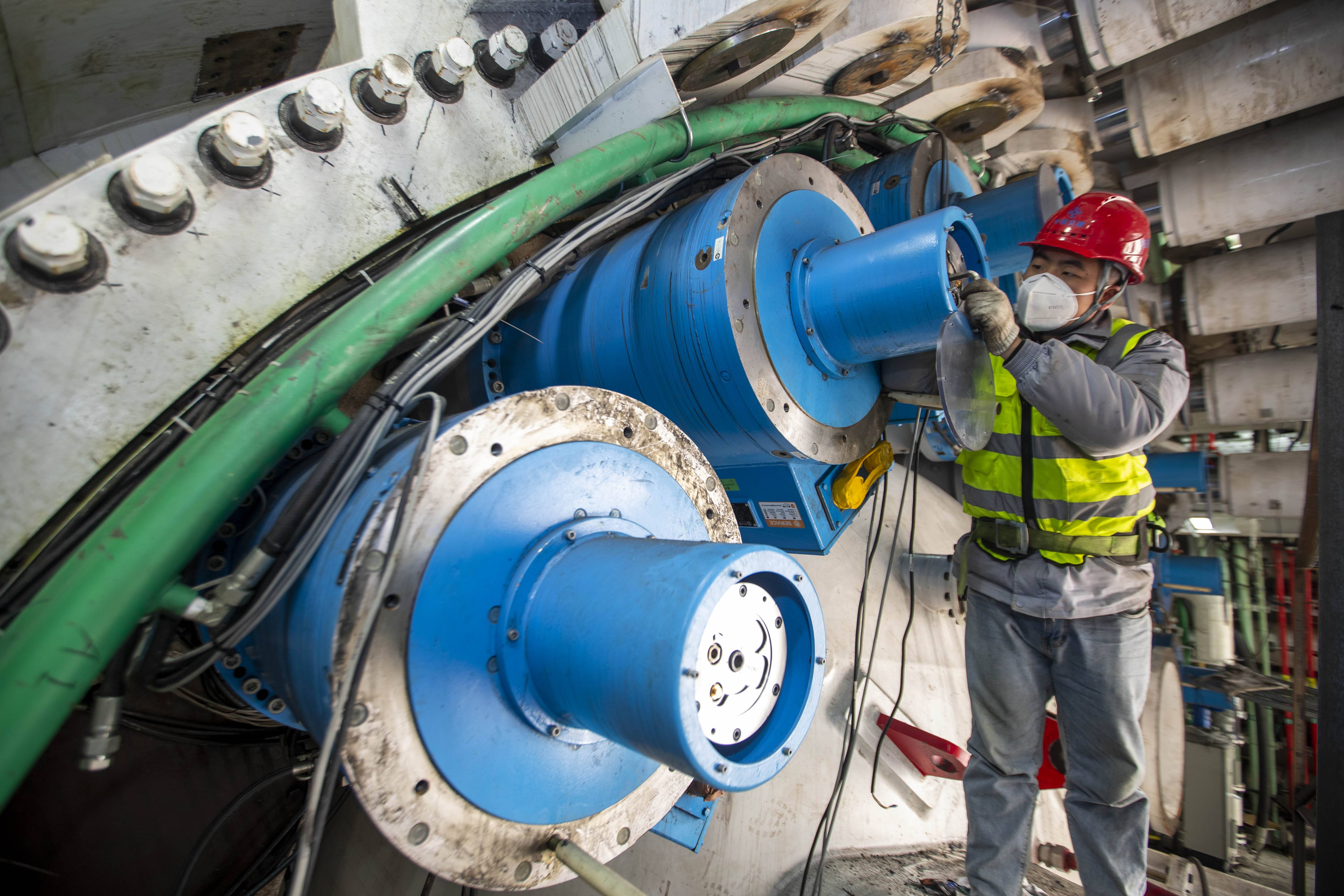 组图江苏靖江国内最大直径盾构机聚力一号刀盘进入下井安装阶段