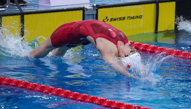 她在全国游泳冠军赛暨奥运会选拔赛女子100米仰泳半决赛中,由于出发抢
