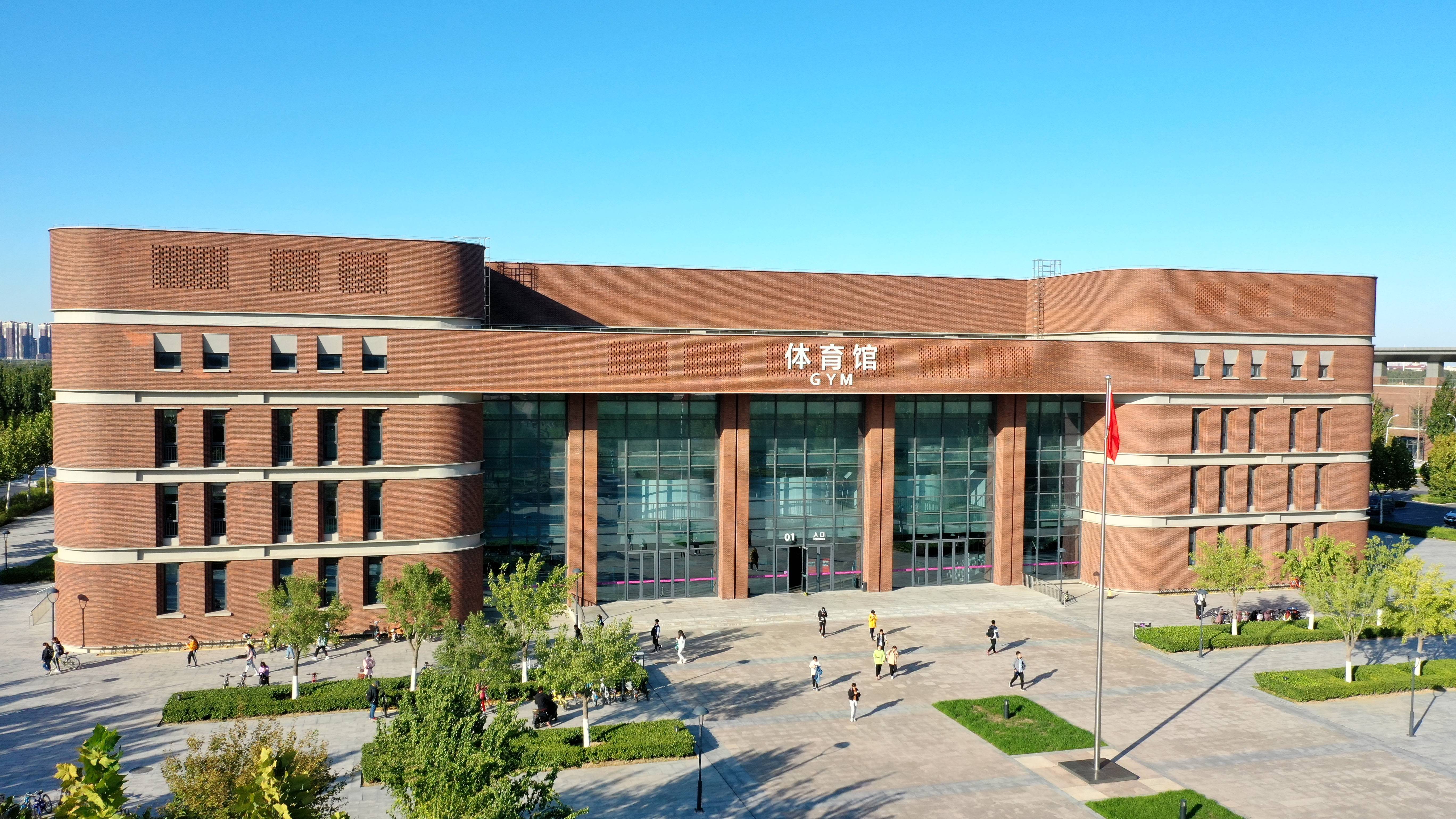 还新建成了体育场,历史纪念区等建筑,已成为南开大学的现代化综合性