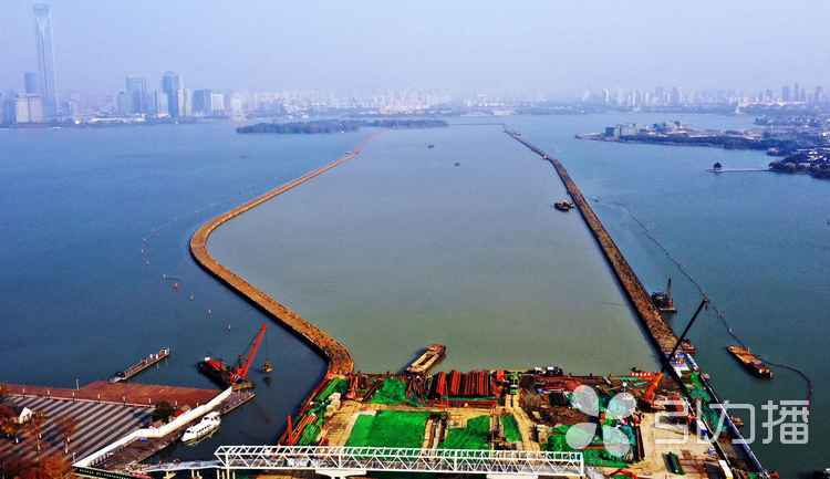 金鸡湖隧道一期围堰合龙 钢管 钢板湖中围出135个"足球场"