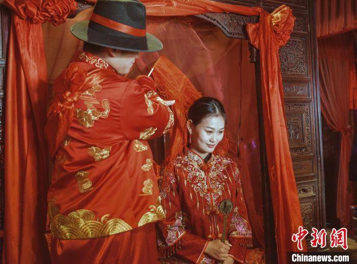 新娘新郎拜完天地,敬完茶,夫妻双双入洞房. 孙润军 摄